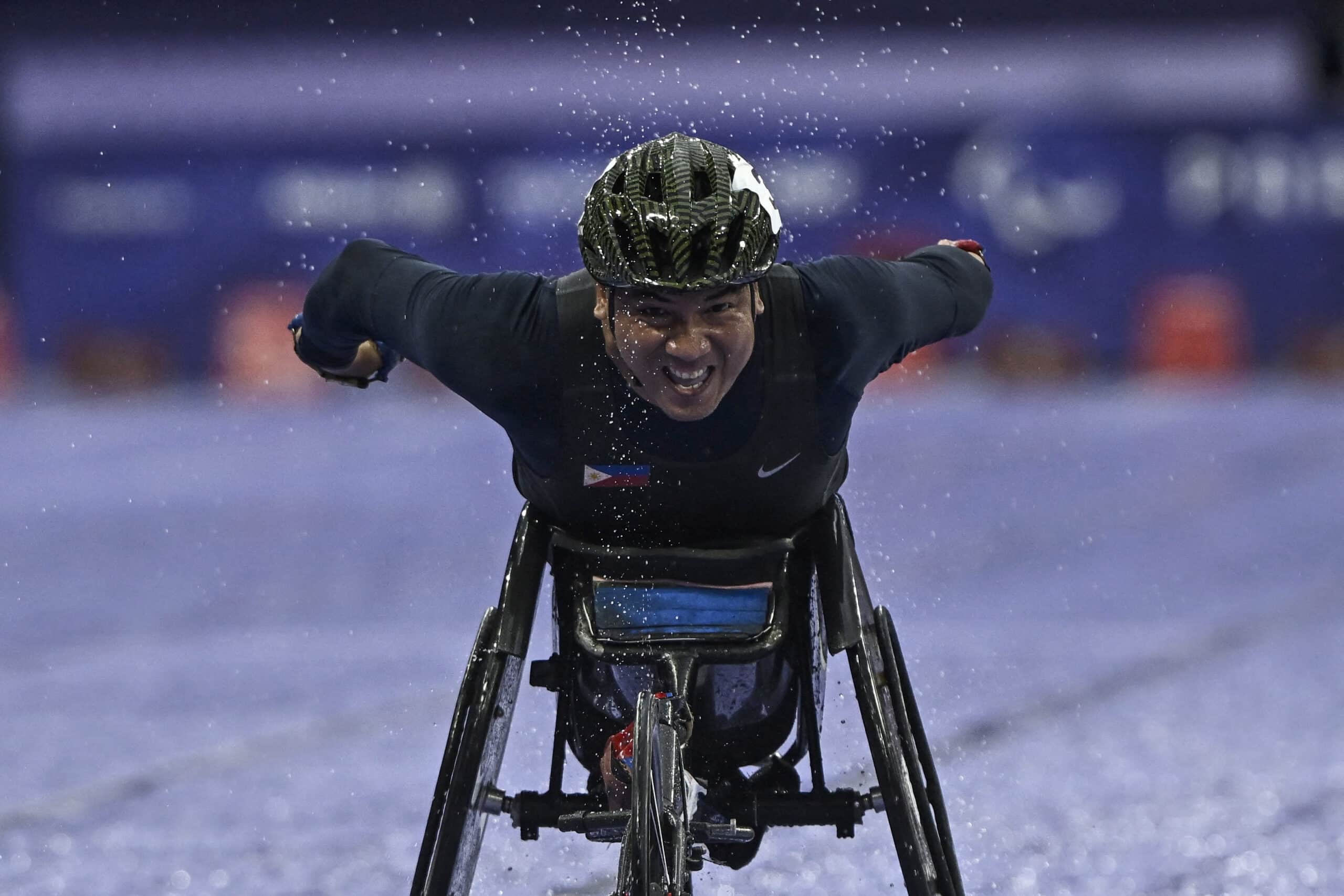 El atleta filipino Jerrold Pete Mangliwan compite en el evento de atletismo masculino de 400 m T52 en el Stade de France en Saint-Denis, al norte de París, el 30 de agosto de 2024, durante los Juegos Paralímpicos de París 2024.