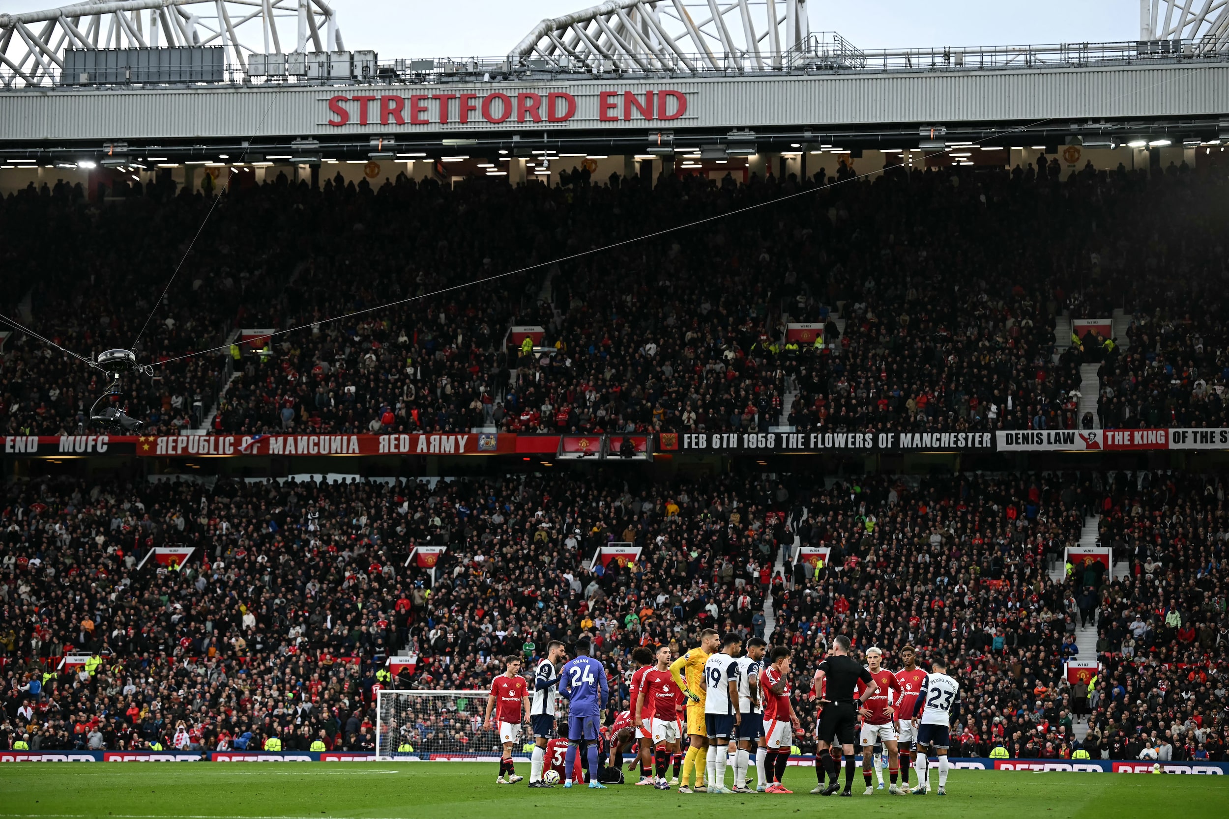 Los fanáticos del Man United se marcharon temprano y abuchearon a los jugadores después de perder 3-0 ante el Tottenham