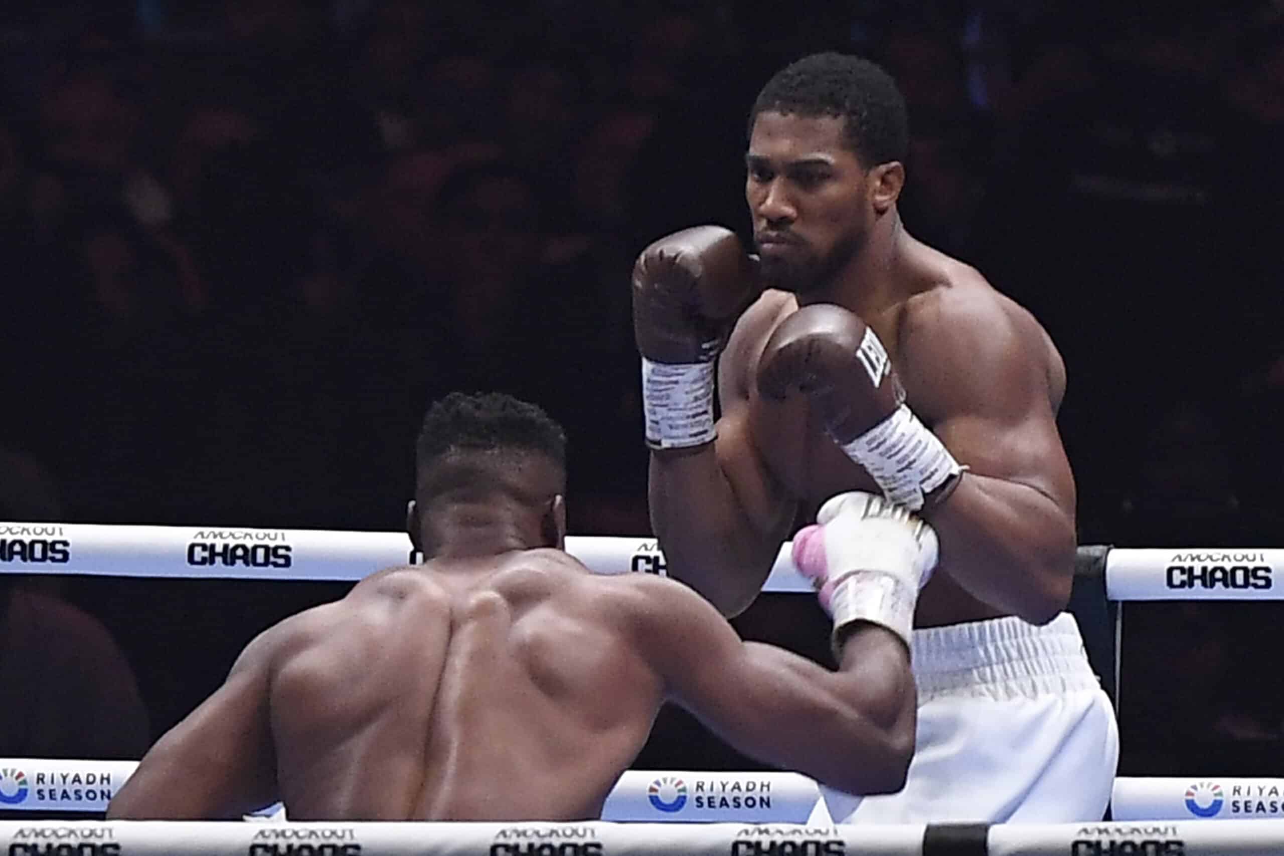 Anthony Joshua boxeia na categoria peso pesado