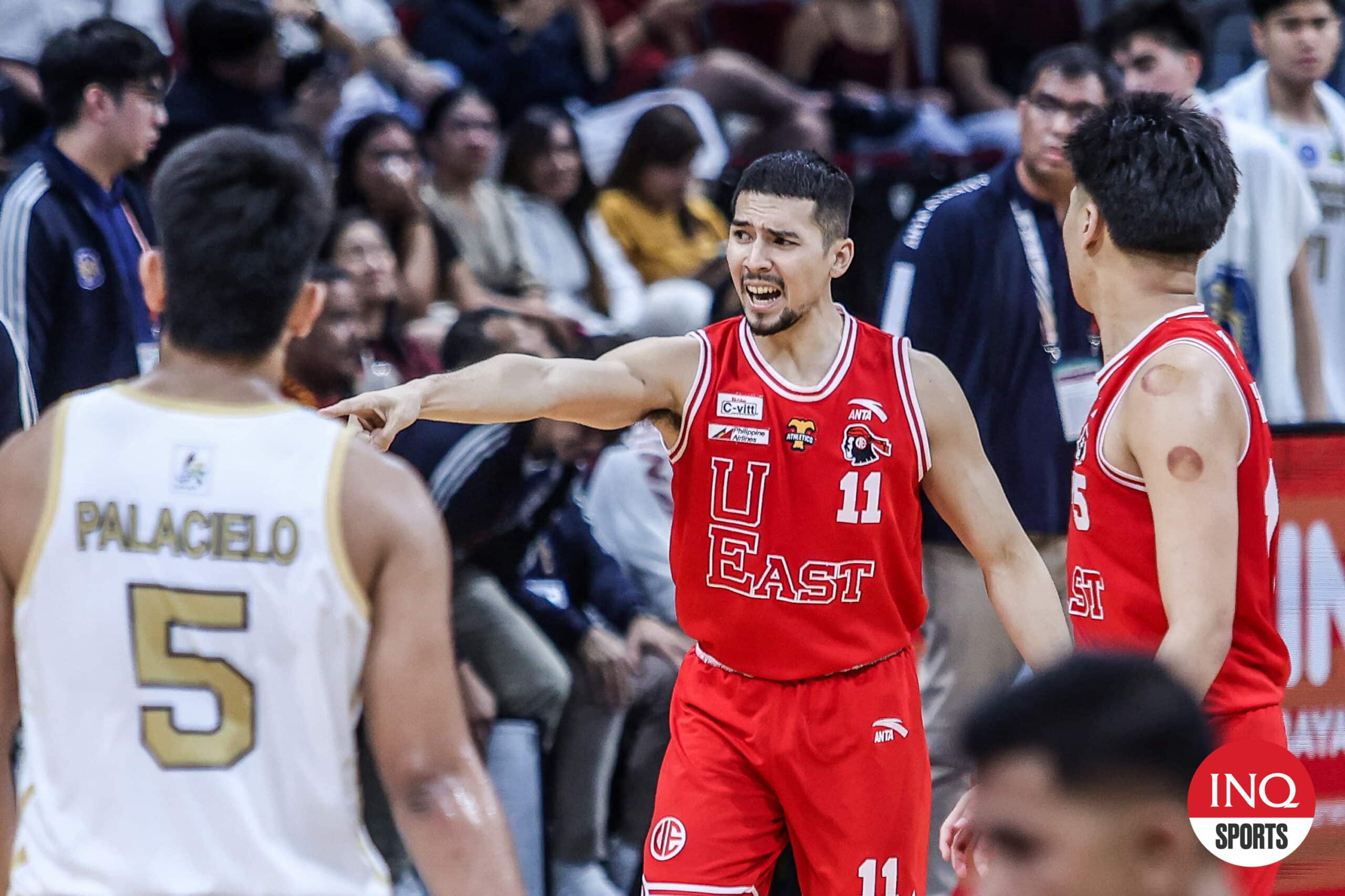 John Abate memimpin UE Red Warriors meraih kemenangan lainnya, kali ini melawan NU Bulldogs, di turnamen bola basket putra UAAP Musim 87.