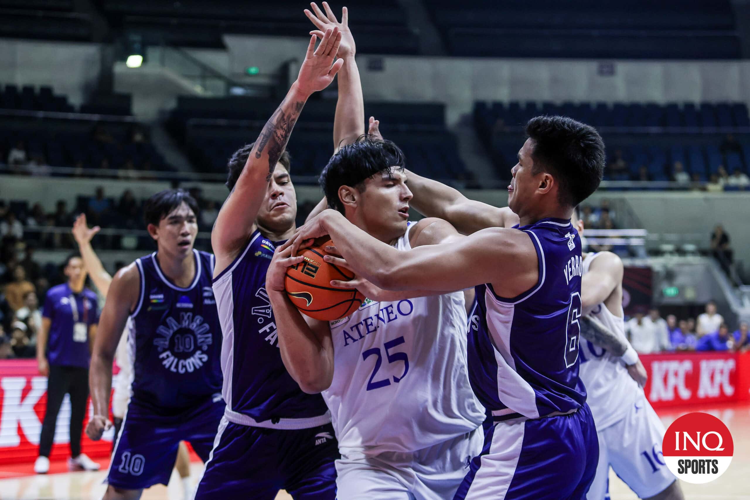 Chris Porter dari Ateneo Blue Eagles selama pertandingan bola basket putra UAAP Musim 87.