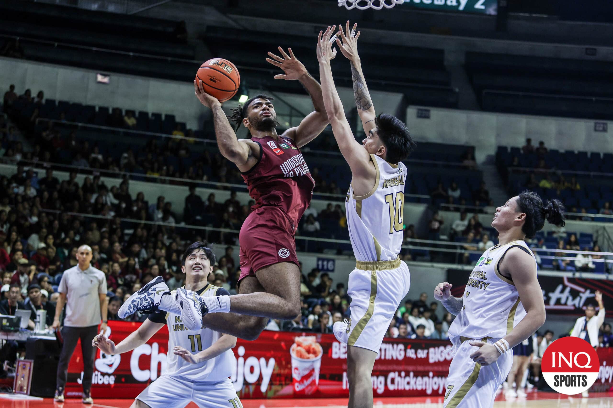 UAAP सीझन 87 पुरूषांच्या बास्केटबॉल खेळादरम्यान युपी फायटिंग मारून्सचा फ्रान्सिस लोपेझ