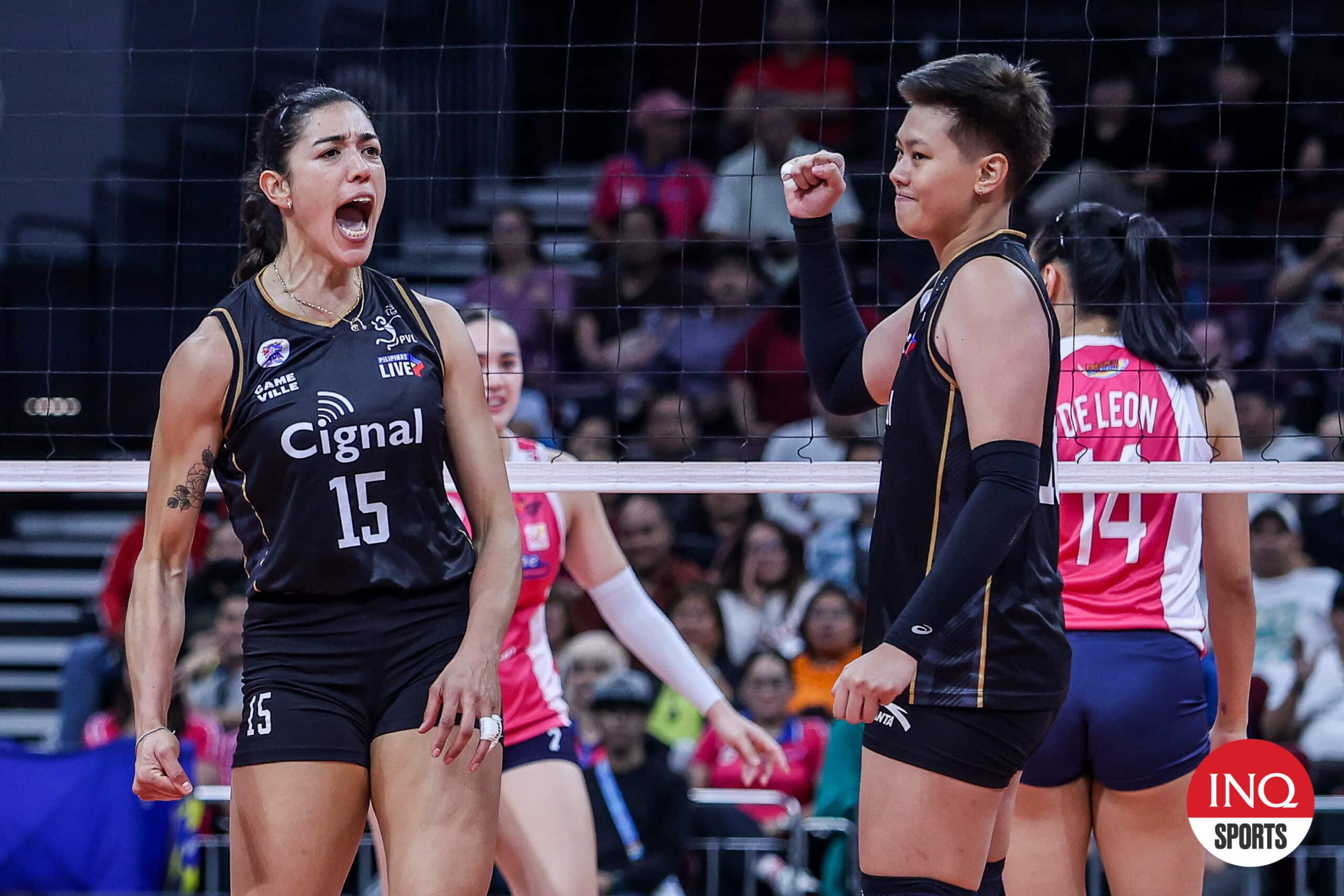 MJ Perez e Riri Meneses da Cignal HD Spikers durante a linha cremosa da PVL Invitational Conference