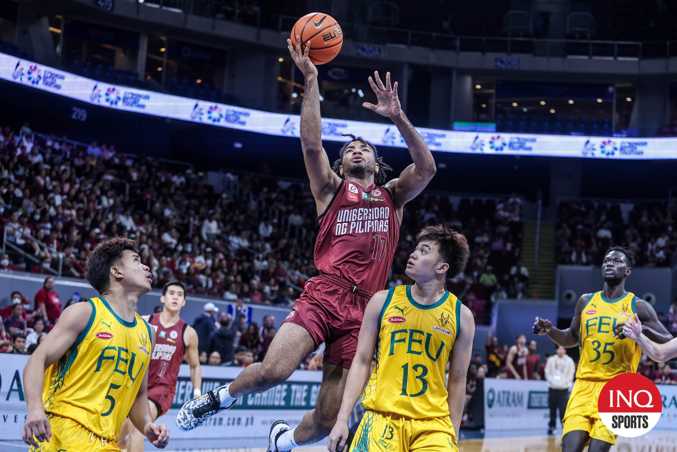 فرانسيس لوبيز لاعب فريق UP Fighting Maroons خلال إحدى مباريات بطولة كرة السلة للرجال في الموسم 87 من UAAP