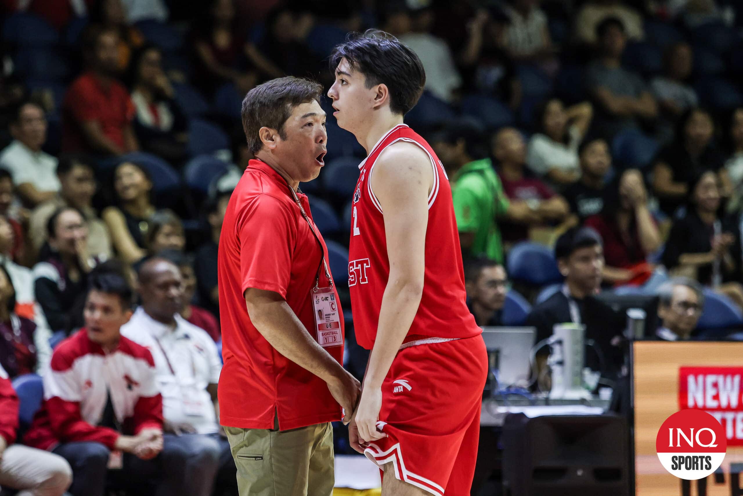 O técnico do UE Red Warriors, Jack Santiago, e Jack Cruz-Dumont durante uma partida de basquete masculino da temporada 87 da UAAP. –