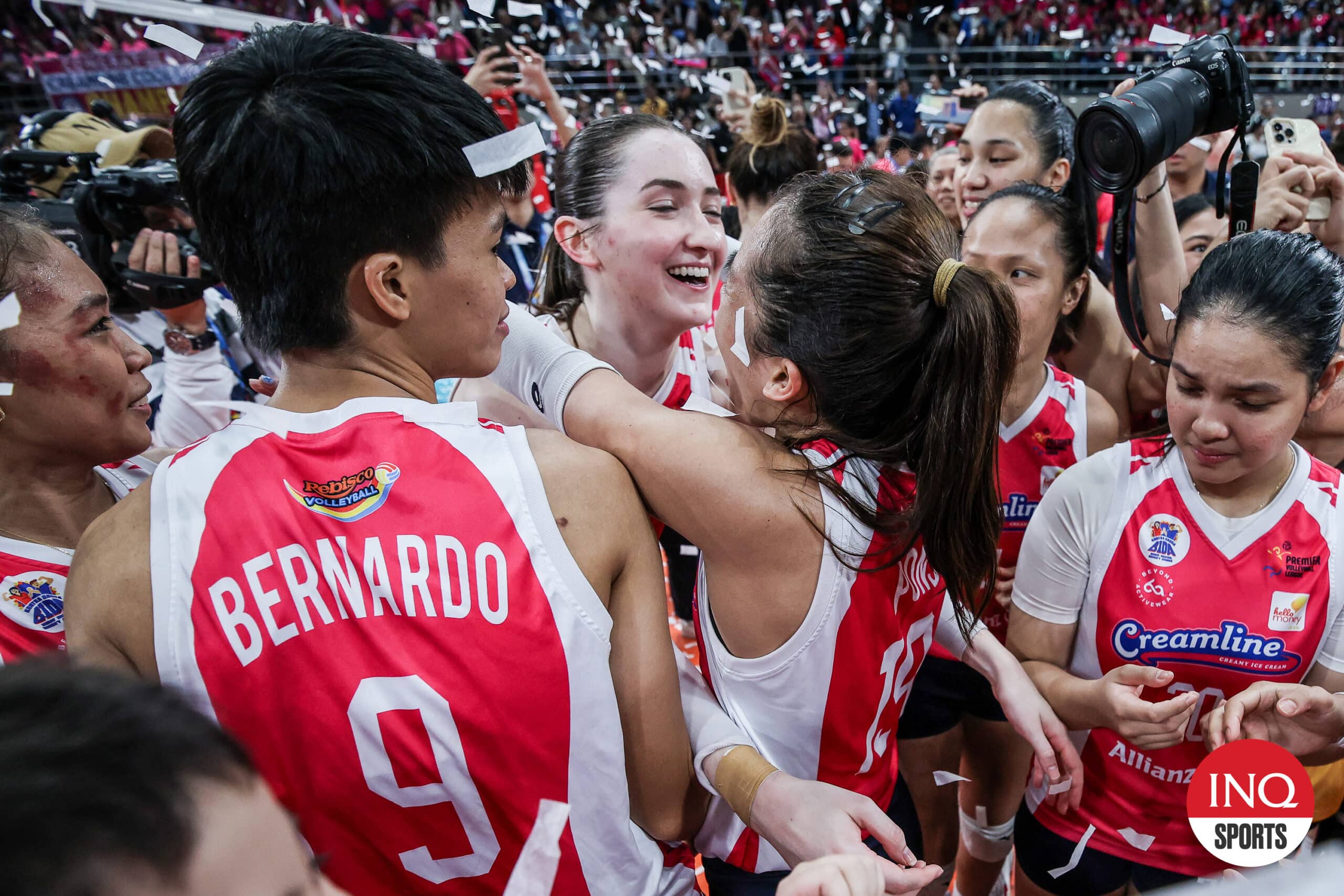 Erica Staunton, de Creamline Cool Smashers, celebra el título de la PVL Reinforced Conference de su equipo