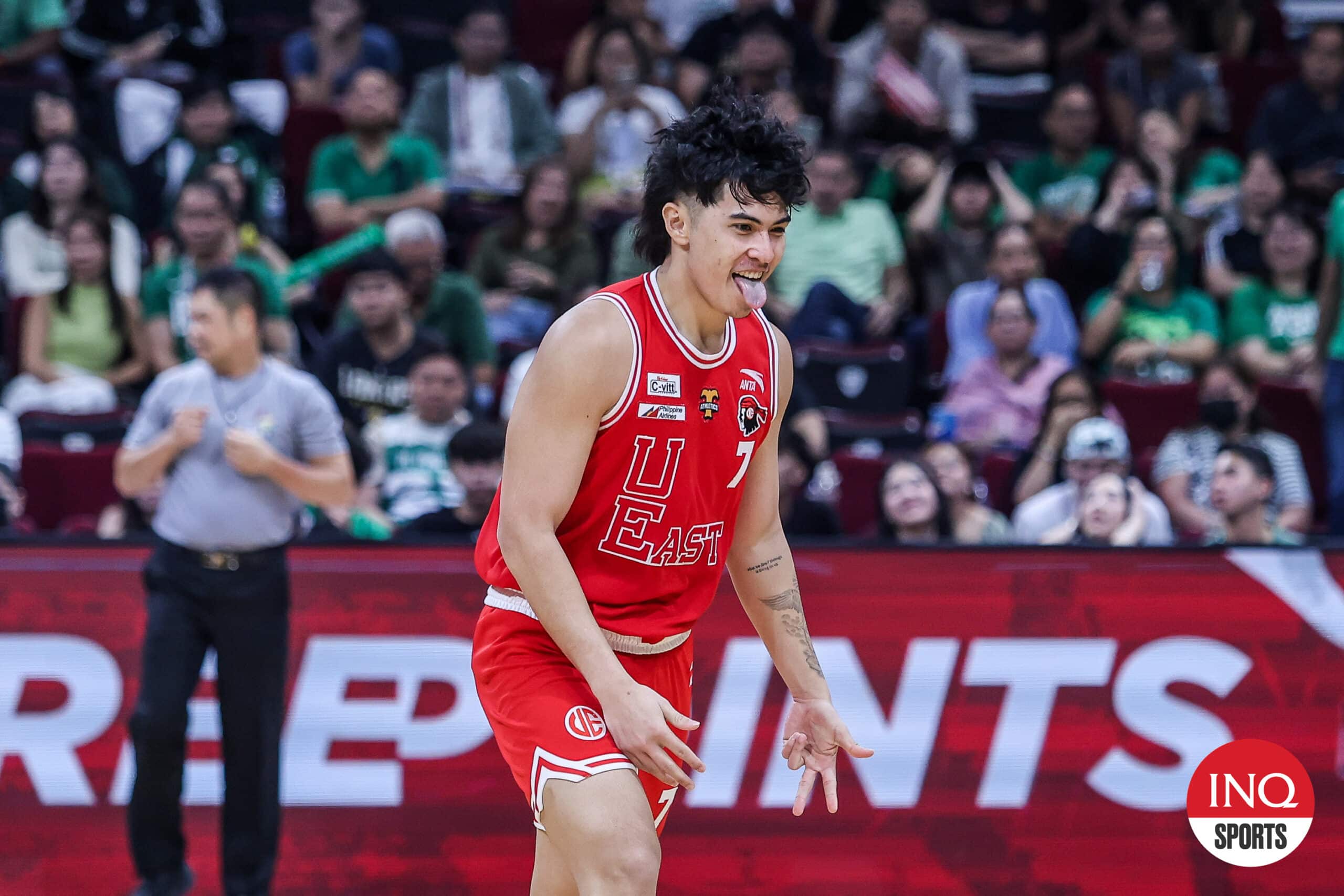 Pemain UE Red Warriors Wello Lingolingo beraksi melawan La Salle Green Archers di turnamen bola basket putra UAAP Musim 87.