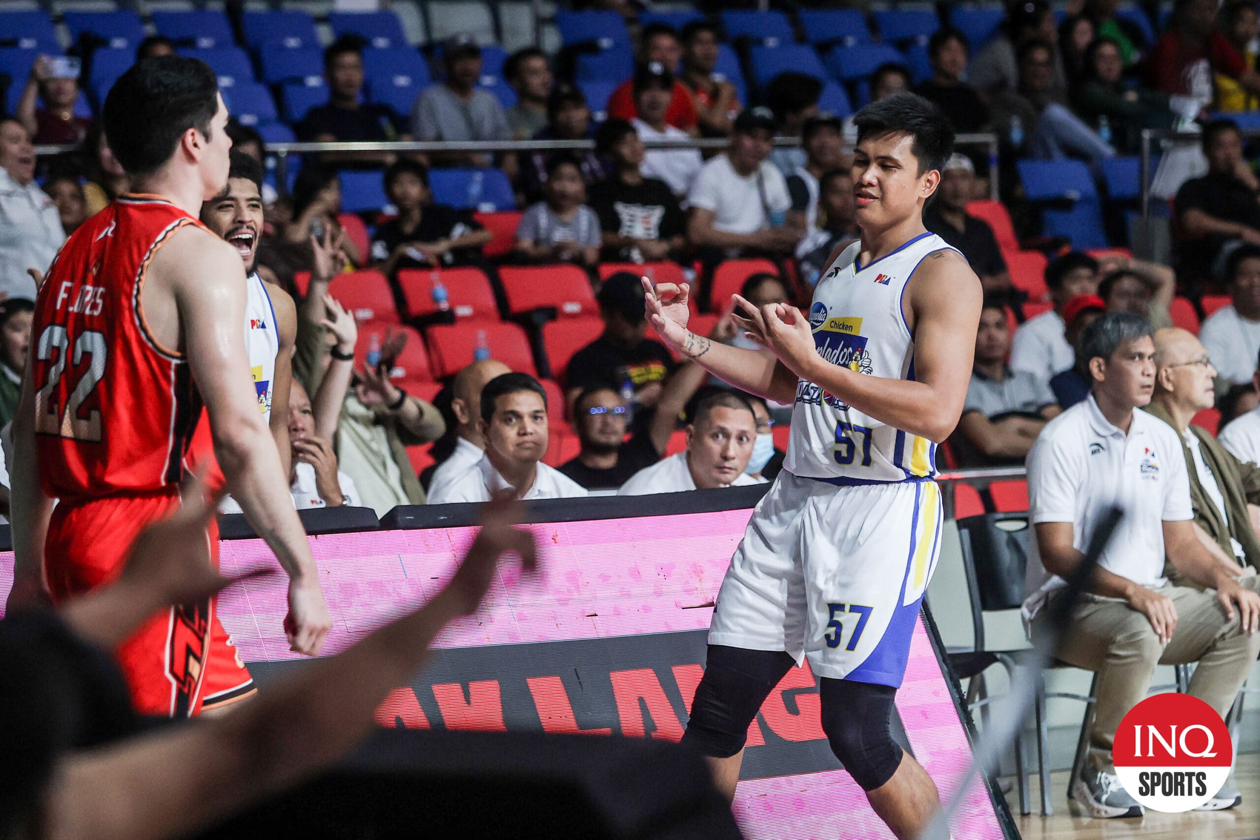 Aris Dionisio de Magnolia Hotshots durante un juego de la Copa de Gobernadores de la PBA.