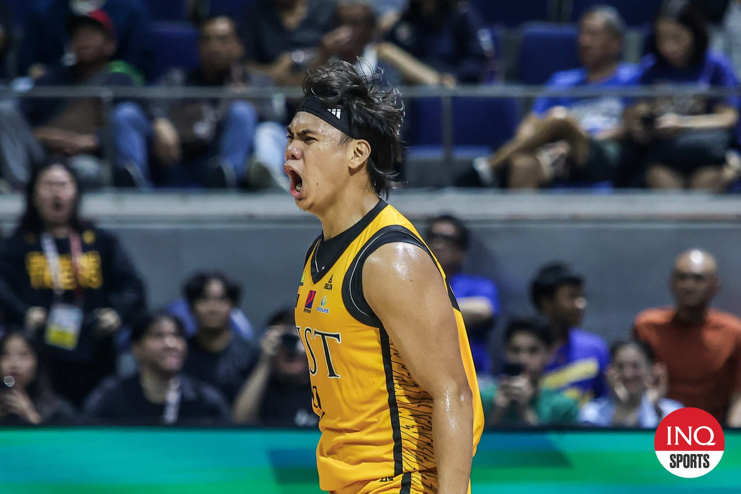 Nick Cabaniero membantu UST Growling Tigers mengalahkan NU Bulldogs di turnamen bola basket putra UAAP Musim 87.