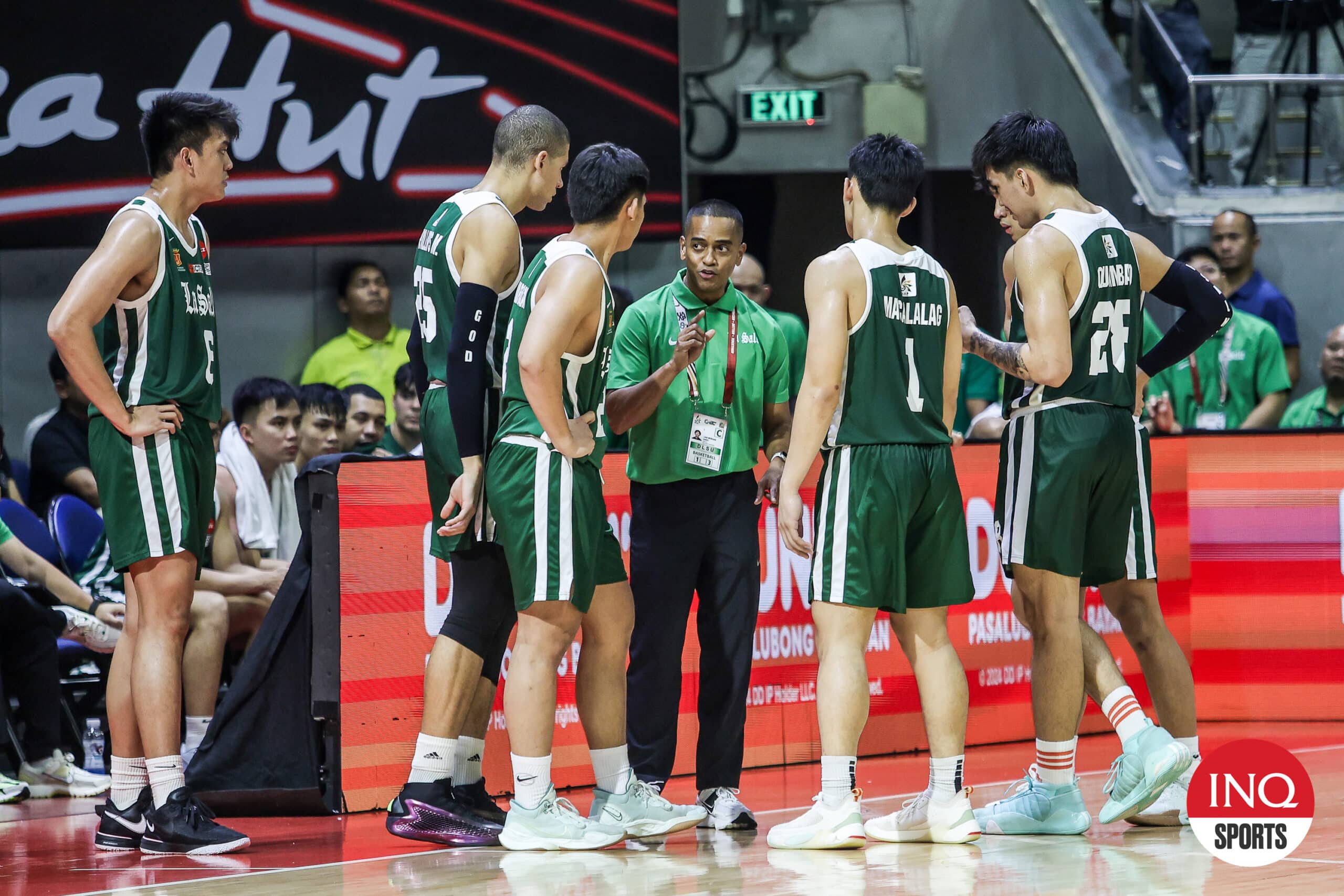 Pelatih Topix Robinson dan Lasalle Green Archers selama pertandingan bola basket putra UAAP Musim 87 melawan FEU Tamaraws.