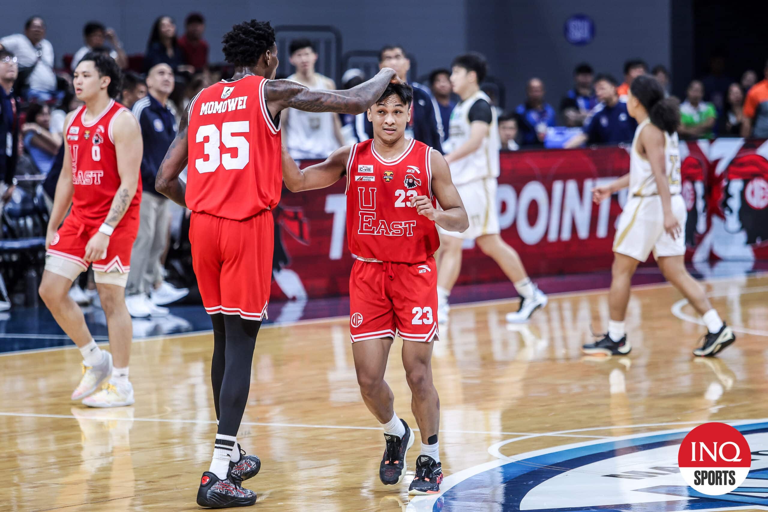 Rainer Maga de UE Red Warriors jugó un papel clave en su victoria sobre los NU Bulldogs en el torneo de baloncesto masculino de la temporada 87 de la UAAP