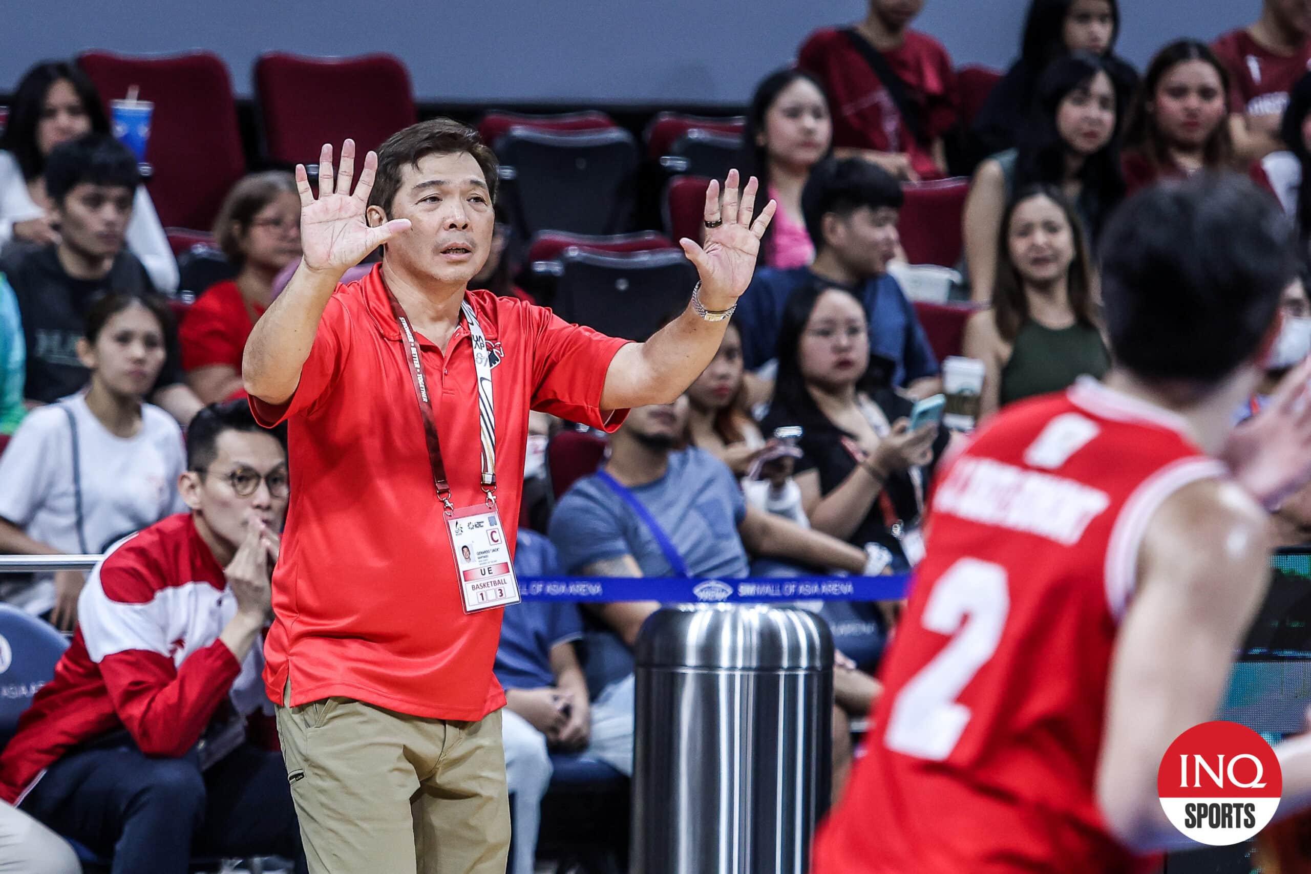 Pelatih UE Red Warriors Jack Santiago di Turnamen Bola Basket Putra UAAP Musim 87.