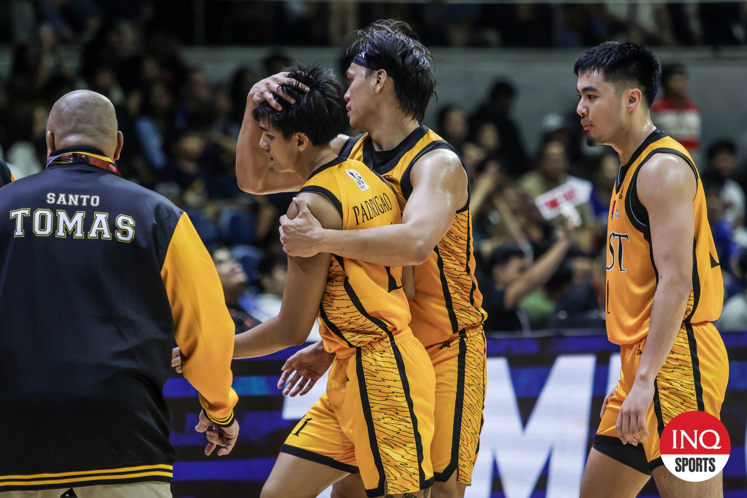 Forth Padrejao dan Nick Cabanero merayakan perolehan poin saat UST Growling Tigers mengalahkan NU Bulldogs di turnamen bola basket putra UAAP Musim 87.