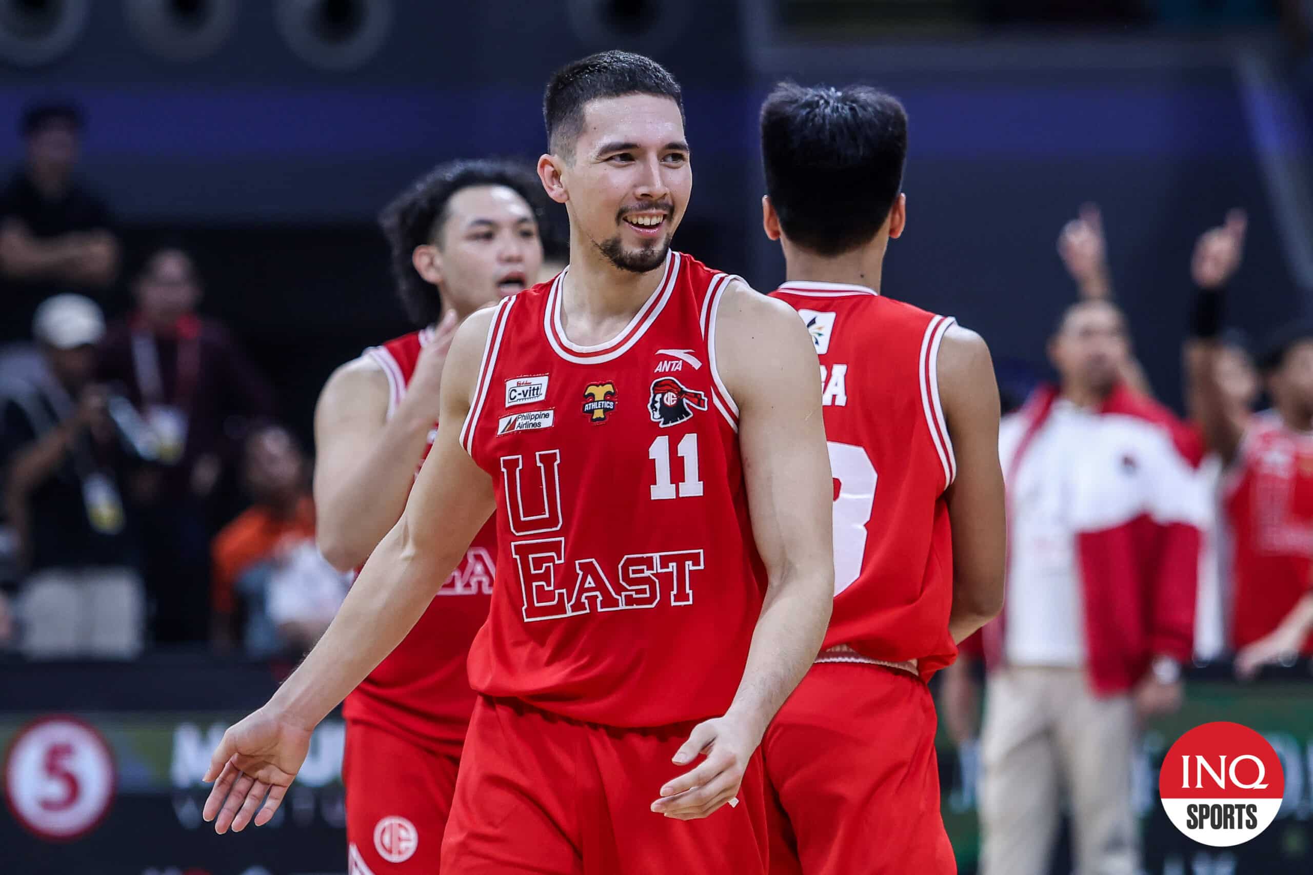 John Apatis dan Willow Lingolingo dari UE Red Warriors saat pertandingan melawan La Salle Green Archers di turnamen bola basket putra UAAP Musim 87. -MARLO CUETO/INQUIRER.net