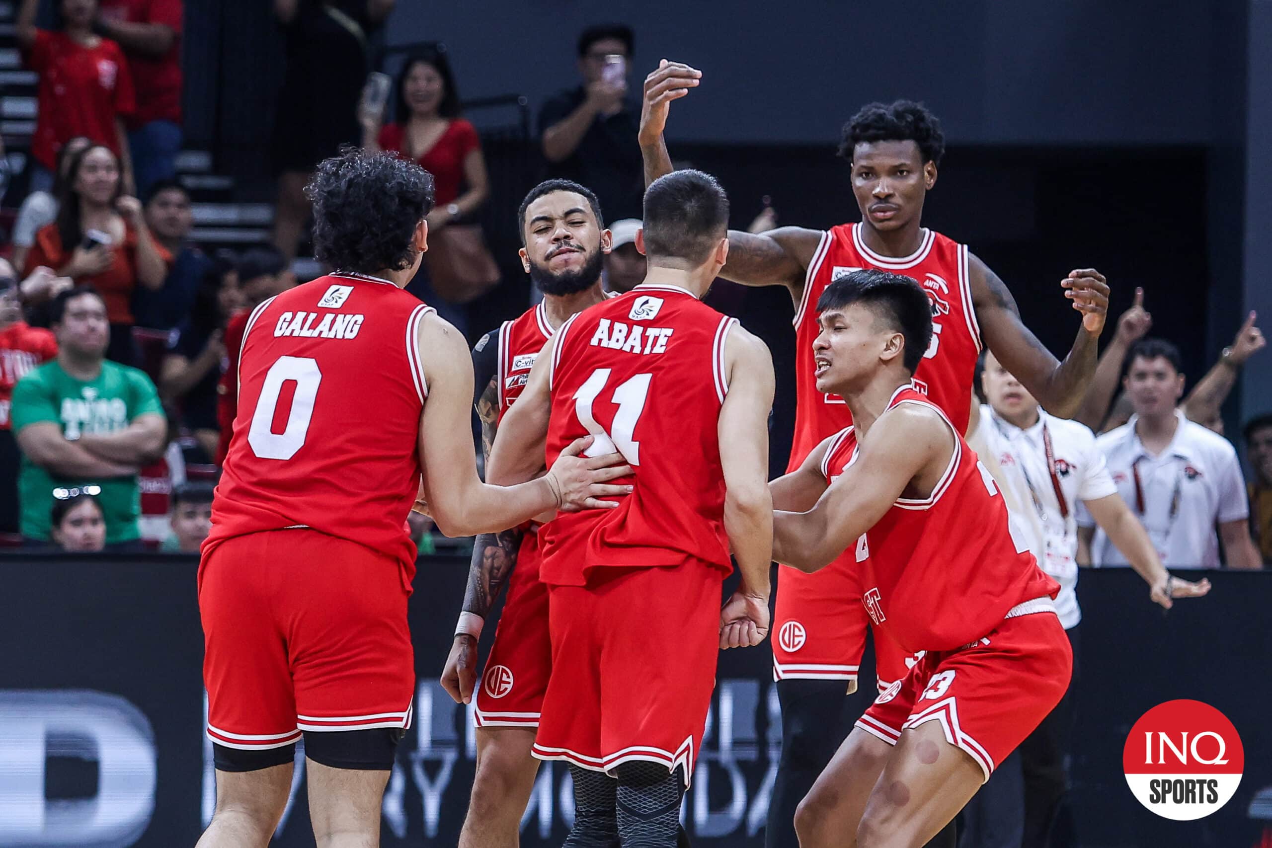 John Abates e os UE Red Warriors comemoram após marcar um ponto contra os La Salle Green Archers no Torneio de Basquete Masculino da Temporada 87 da UAAP.