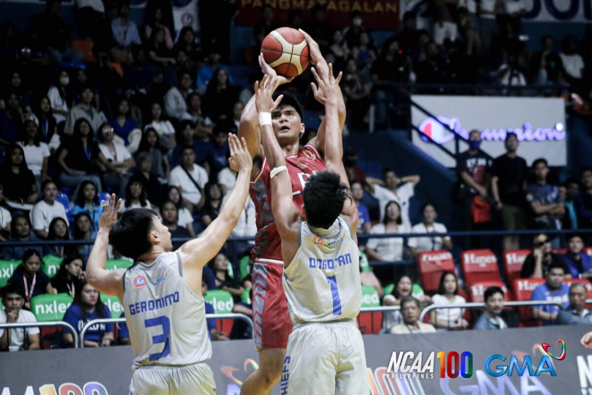 John Barba atira por cima dos defensores de Arellano NCAA