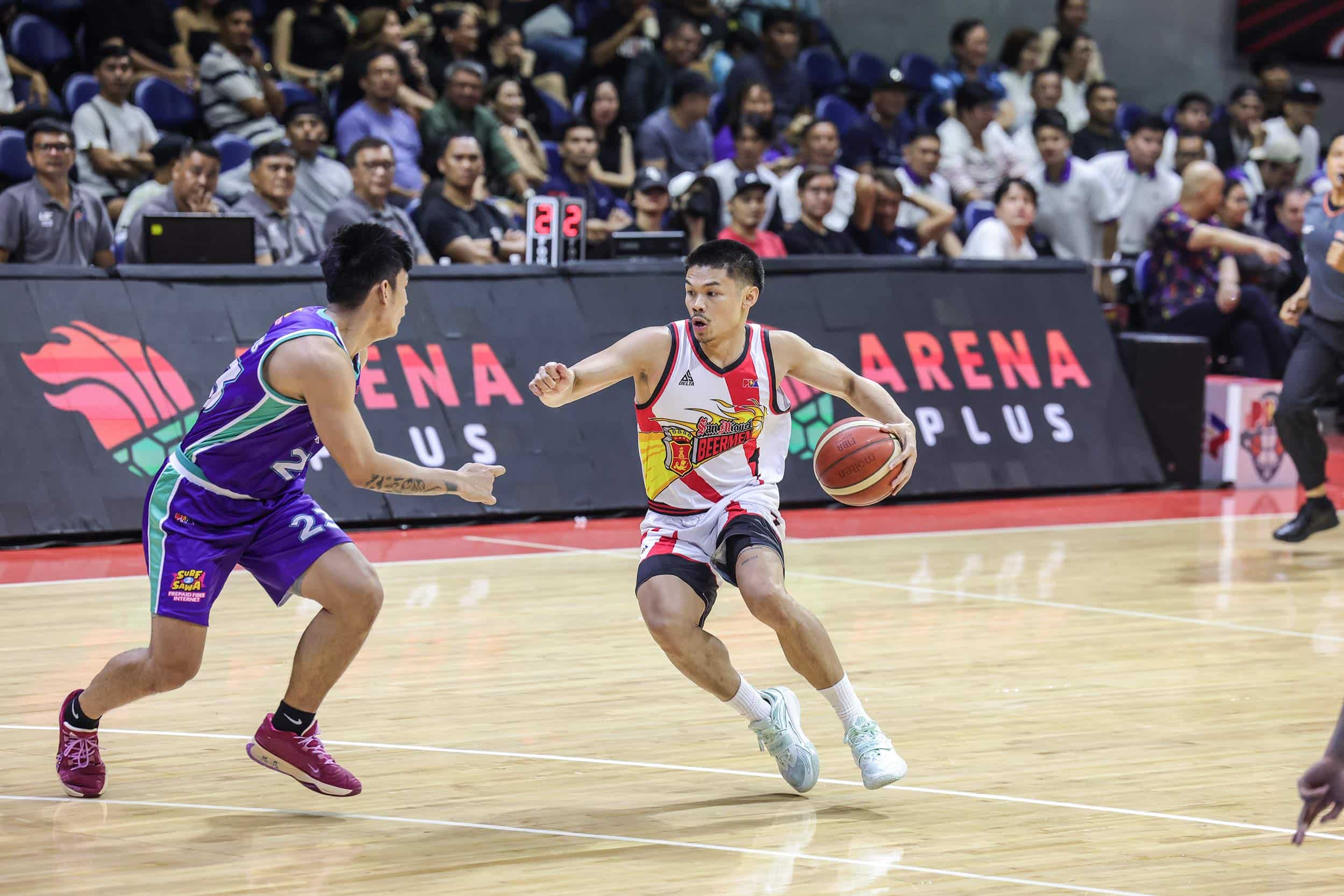 Penjaga gawang San Miguel Chris Rosales selama pertandingan perempat final Piala Gubernur PBA melawan Converge FiberXers.