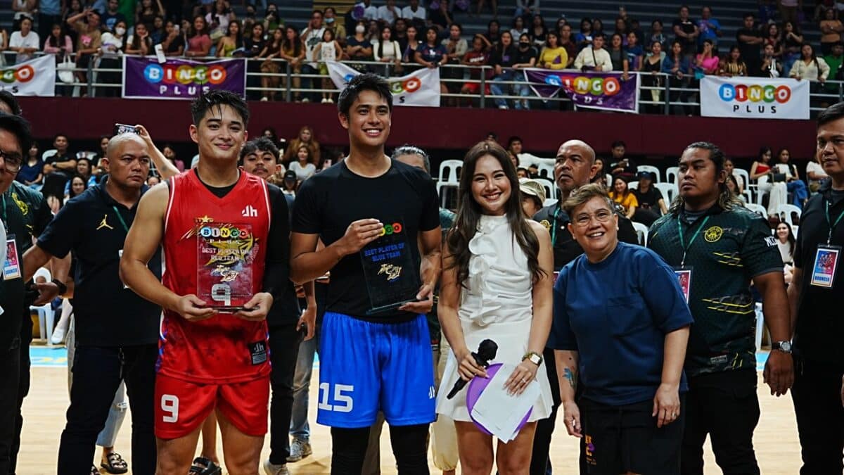 (Left to right) Lance Carr and Donny Pangilinan with their BingoPlus Best Player Awards.