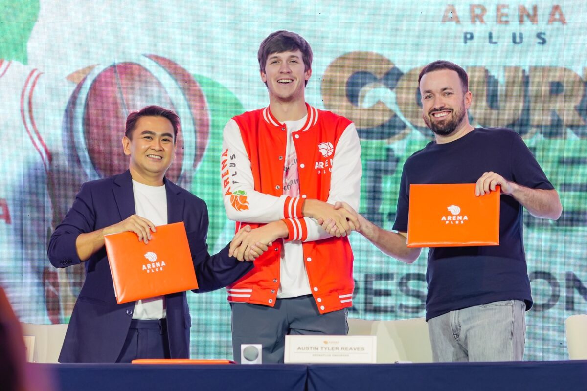 (L-R) Ceremonial handshake with Total Gamezone Xtreme President Rafael Jasper Vicencio, Austine Reaves, and his manager.