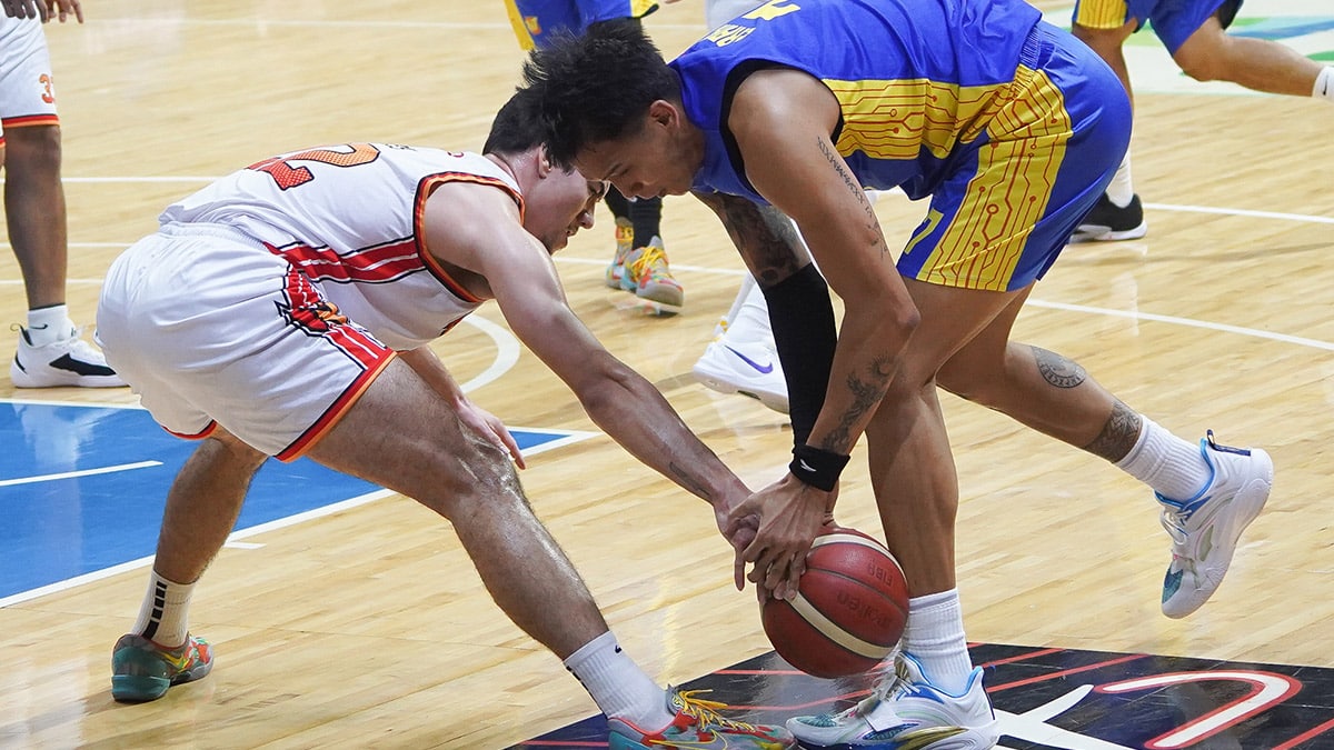 Poy Erram (right) battles to keep possession for the Tropang Giga. —AUGUST DELA CRUZ