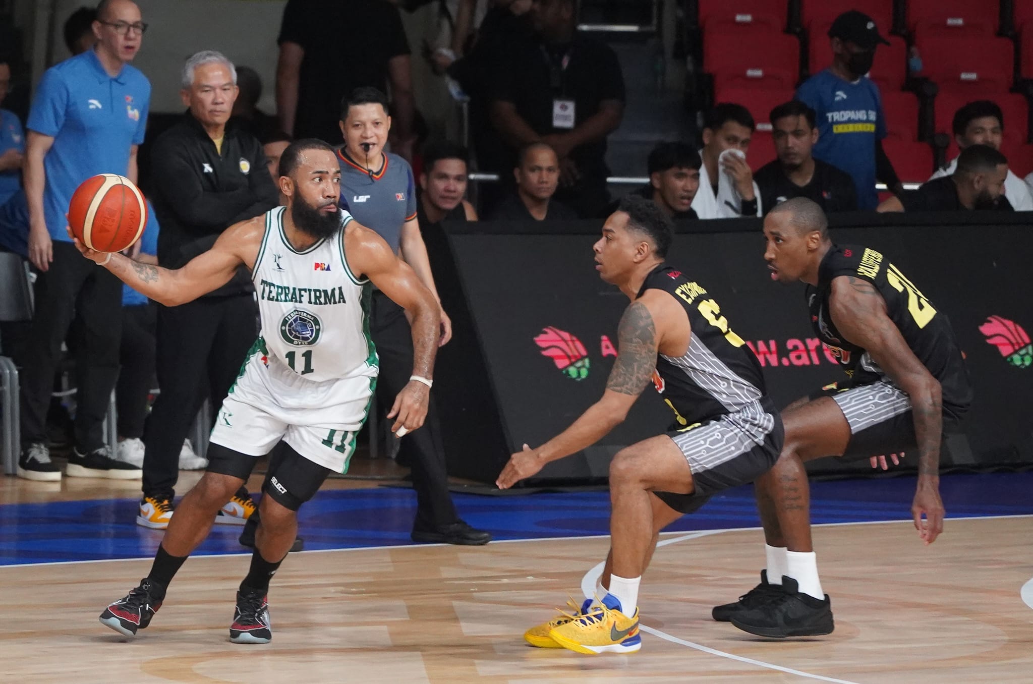 Terrafirma veteran guard Stanley Pringle (left) looks to pass off a double-team by TNT’s Ping Exciminiano and RondaeHollis-Jefferson (right). 