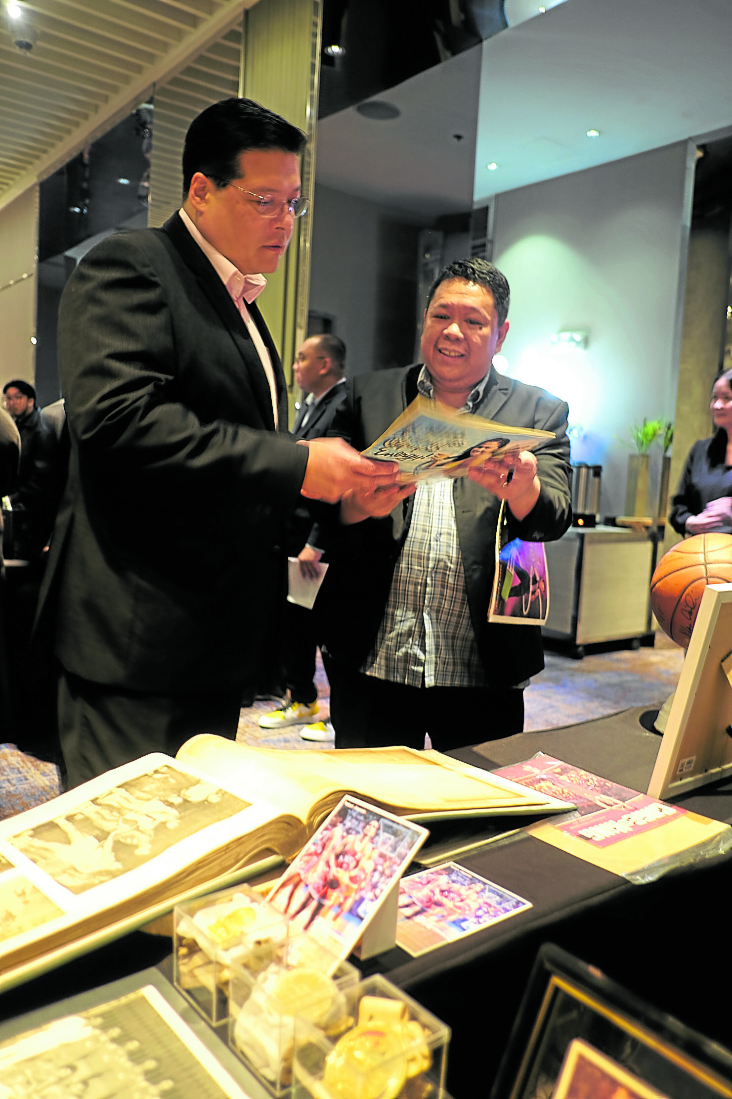 Pasig ViceMayor DodotJaworski (left) signs one of
Dr. Michael Mesina’s displays
featuring himand his father
in a magazine cover.
