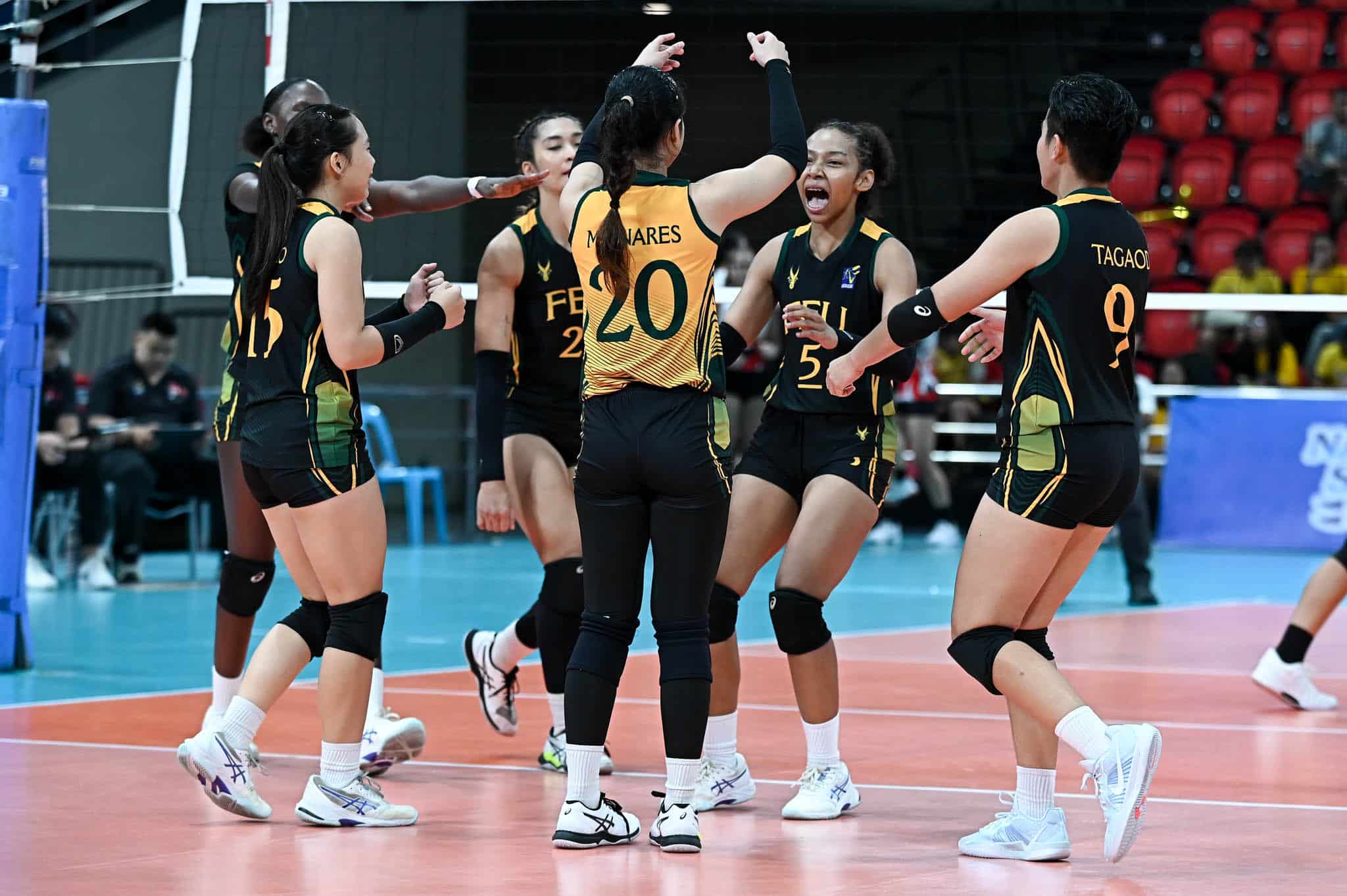 Las Lady Tamaraws de la FEU en acción durante el V-League Collegiate Challenge.