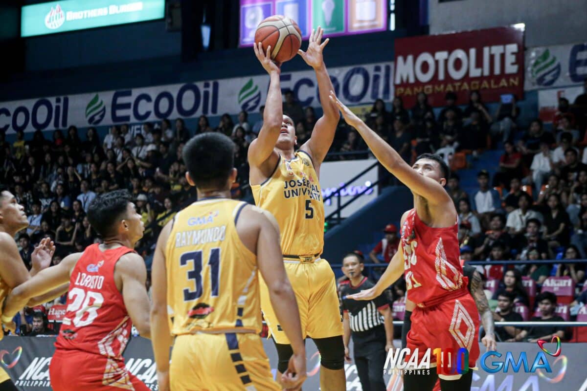 Joshua Guiab, da Universidade Jose Rizal, durante o jogo de basquete masculino da temporada 100 da NCAA