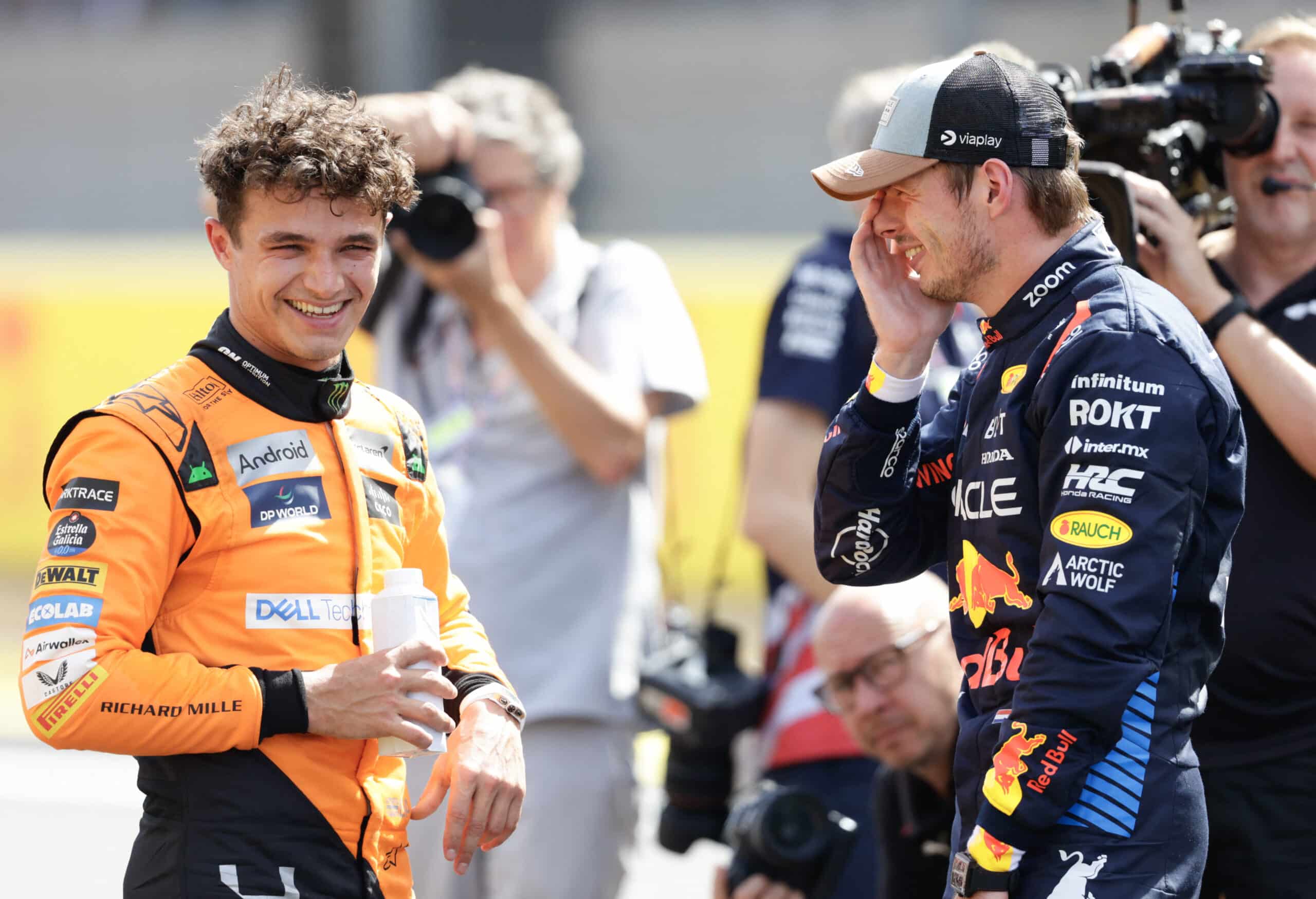 Pemenang lomba lari cepat Max Verstappen dari Red Bull Racing (kanan) dan finis ketiga Lando Norris dari McLaren (kiri)