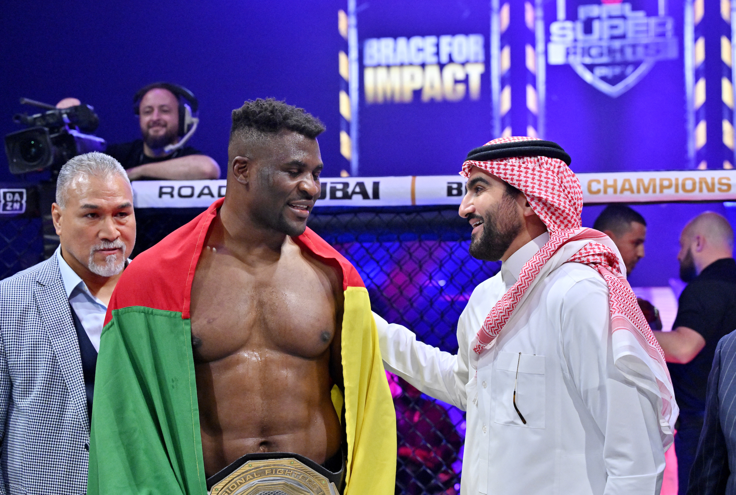 Francis Ngannou يضرب Renan Ferreira PFL Battle of the Giants