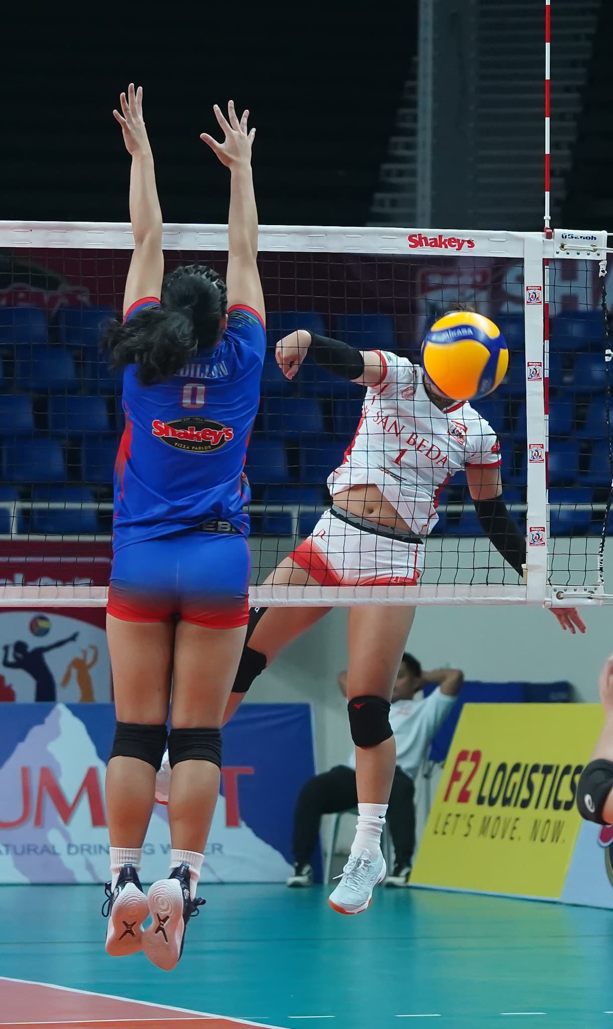 Kristine Adnte, de Arellano, marca uma rebatida durante o jogo de pré-temporada do 2024 Shakey's Super League (SSL) Collegiate Championship.