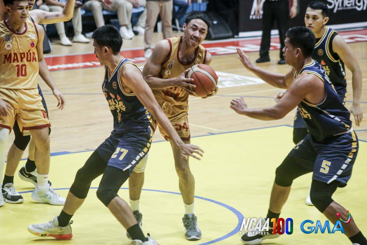 Yam Concepcion em Mapui durante o jogo de basquete masculino da temporada 100 da NCAA