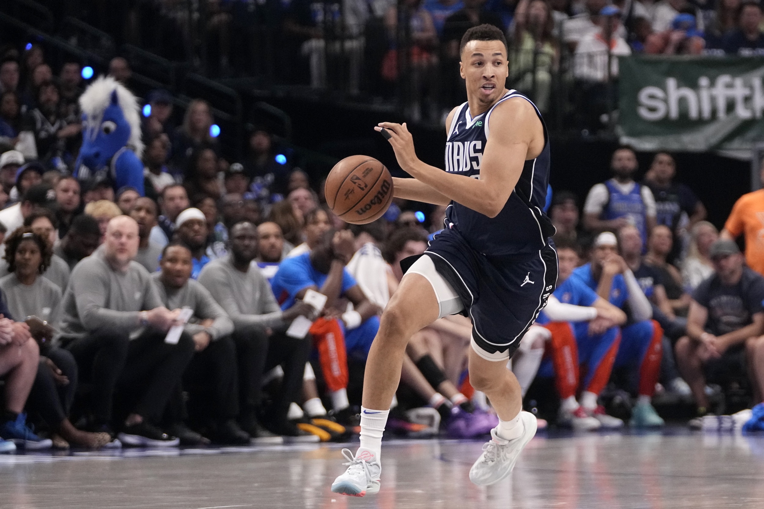 NBA: Pergelangan tangan Dante Exum dari Mavs cedera, tidak ada jadwal untuk kembali