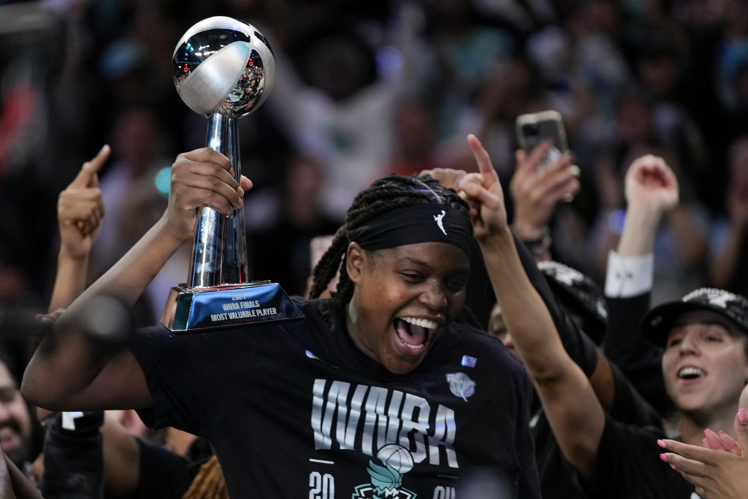 El MVP de las Finales de la WNBA, Jonquel Jones, salva a Ionescu y Stewart