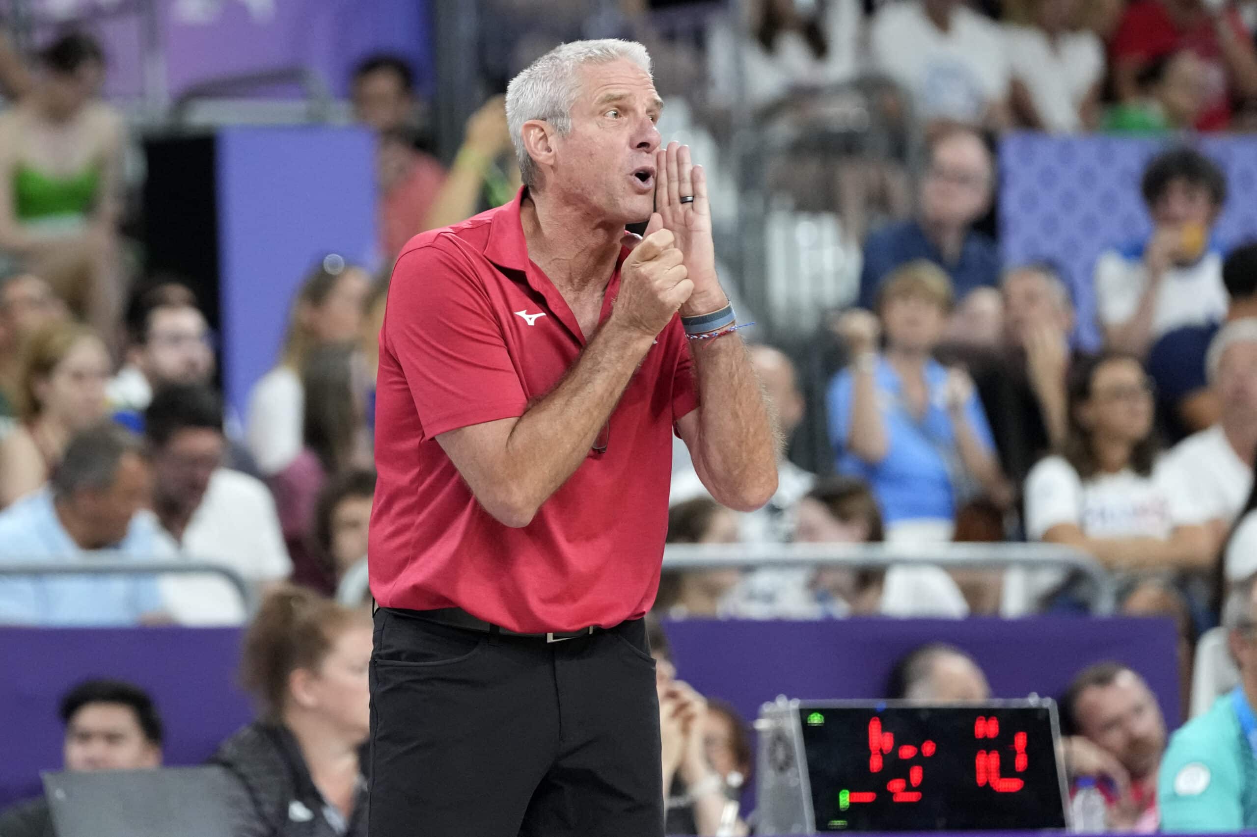 Karch Kiraly pasó del equipo femenino de EE. UU. a entrenar al equipo masculino de EE. UU.