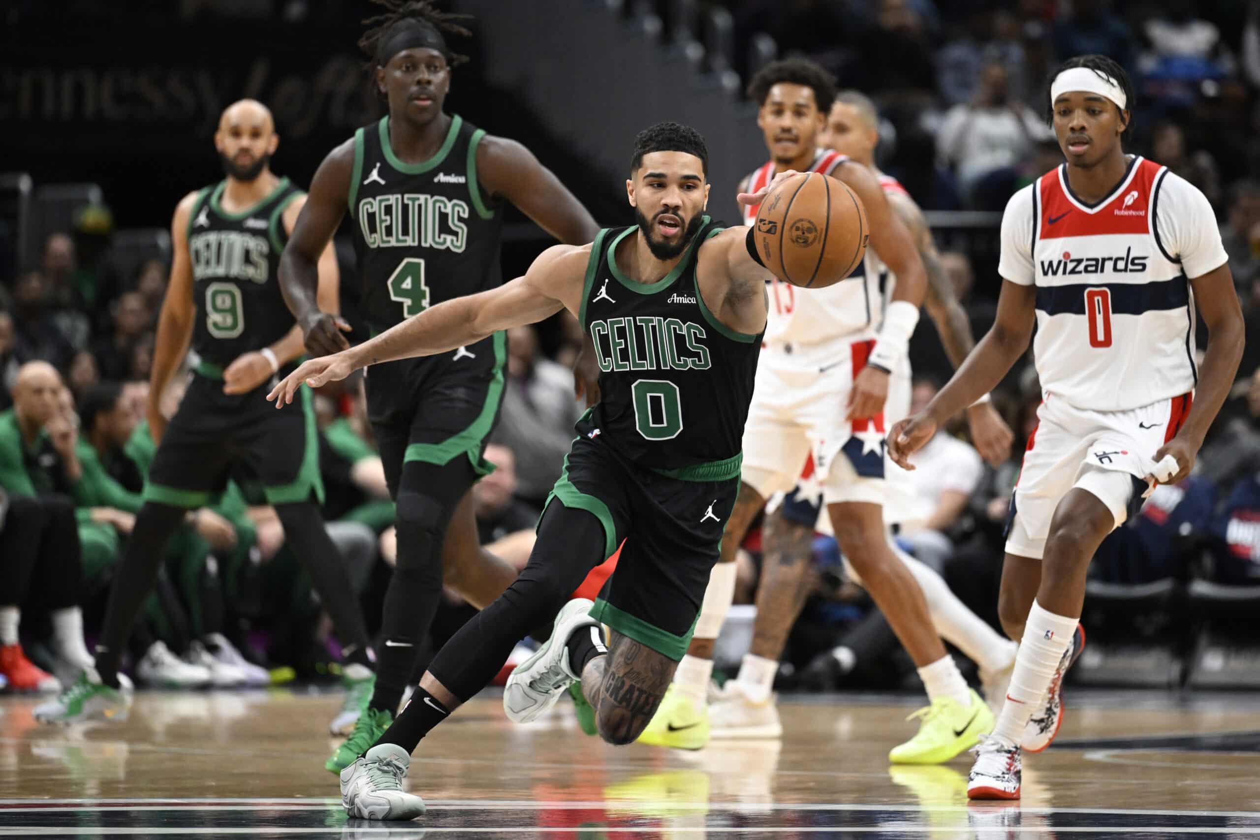 El delantero de los Boston Celtics, Jayson Tatum, marca un gol en la NBA