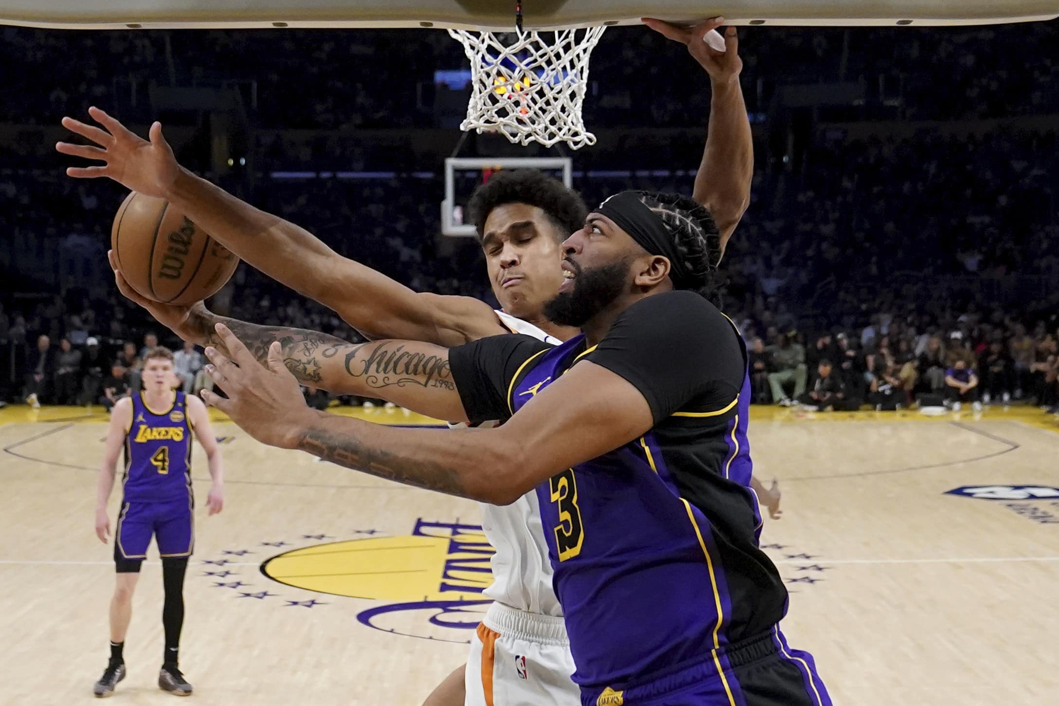 NBA: Anthony Davis, Lakers memimpin di babak kedua untuk mengalahkan Suns