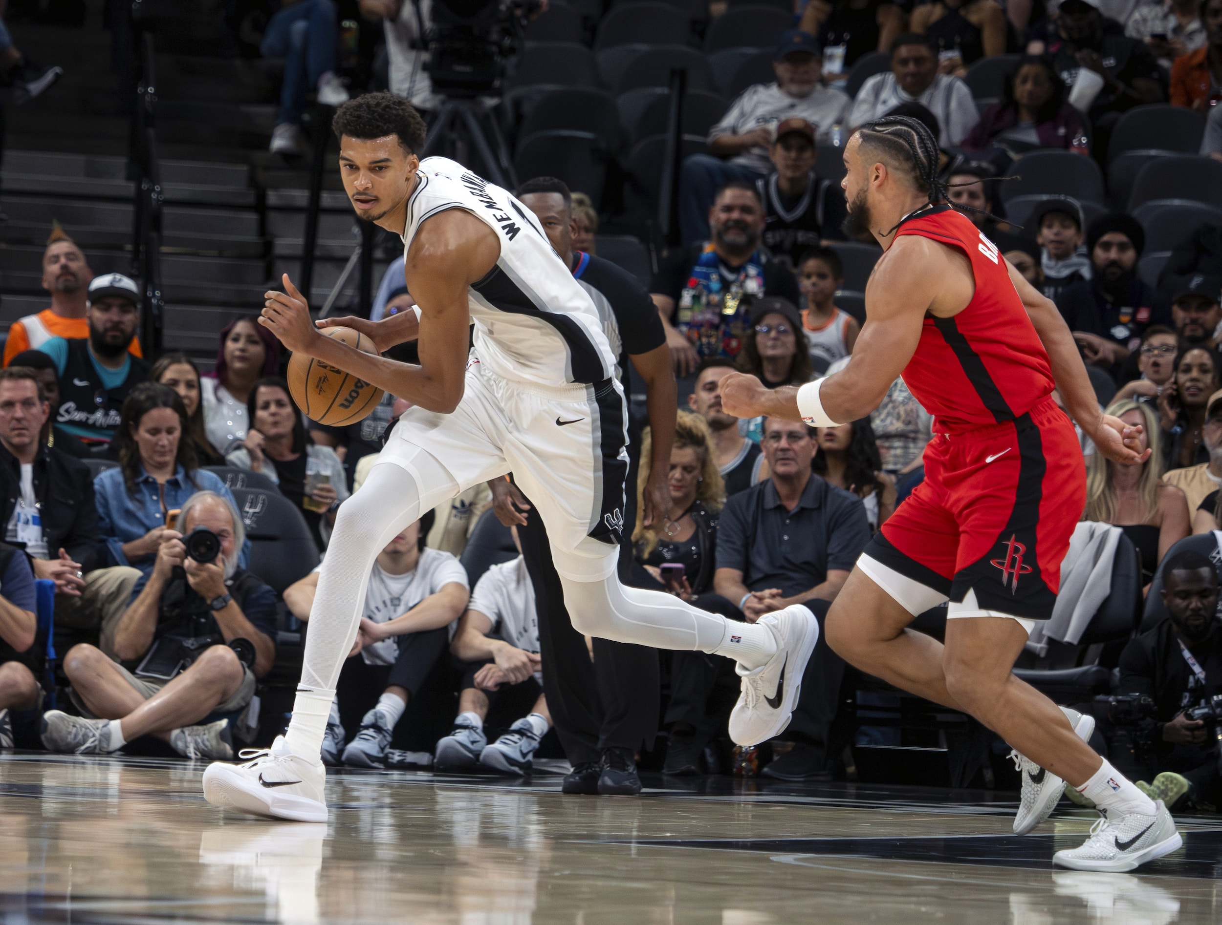 Wembanyama, Spurs fend off Rockets in home opener