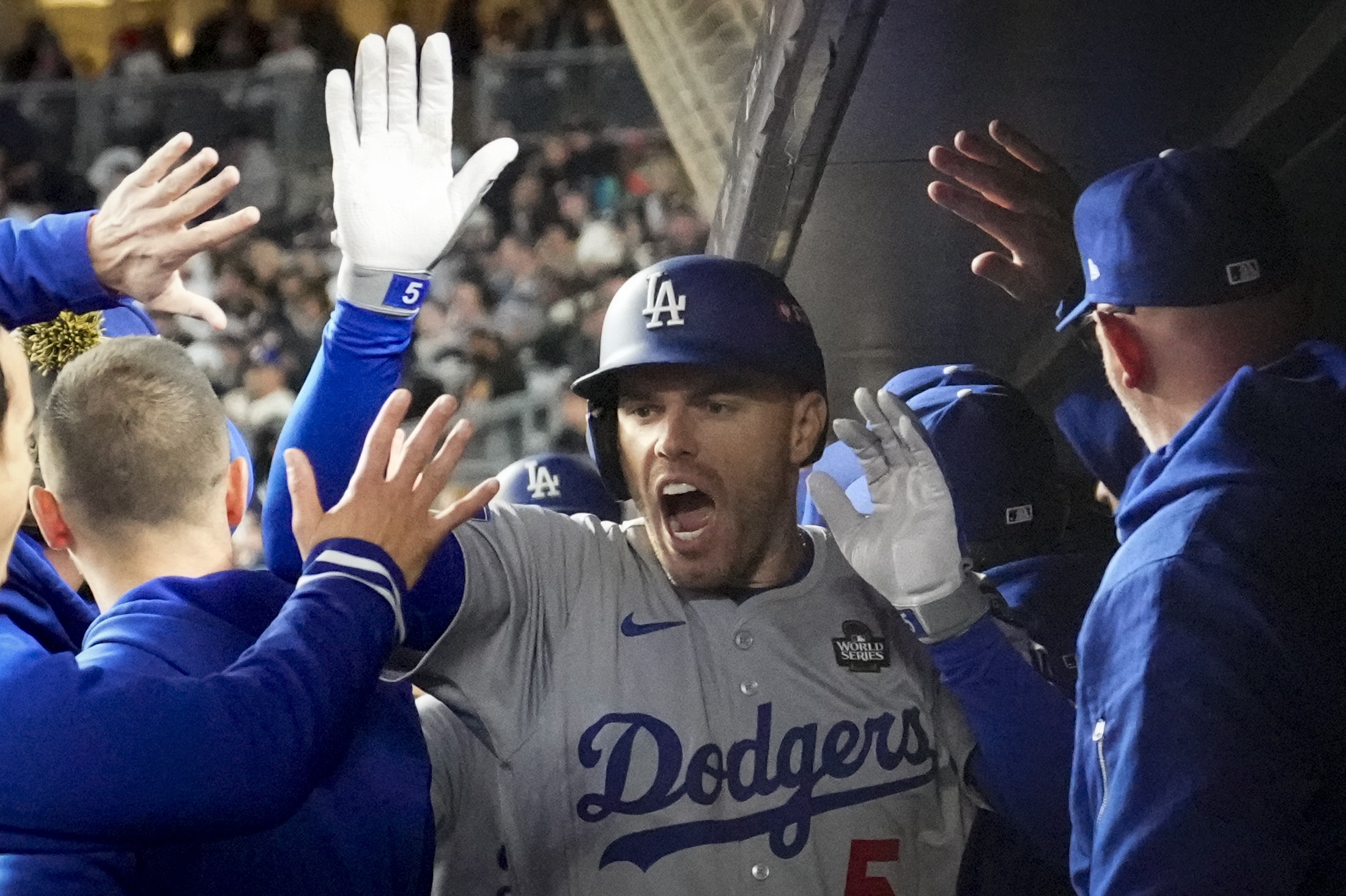 Dodgers tinggal satu kemenangan lagi untuk menyapu Seri Dunia, mengalahkan Yankees yang terpuruk