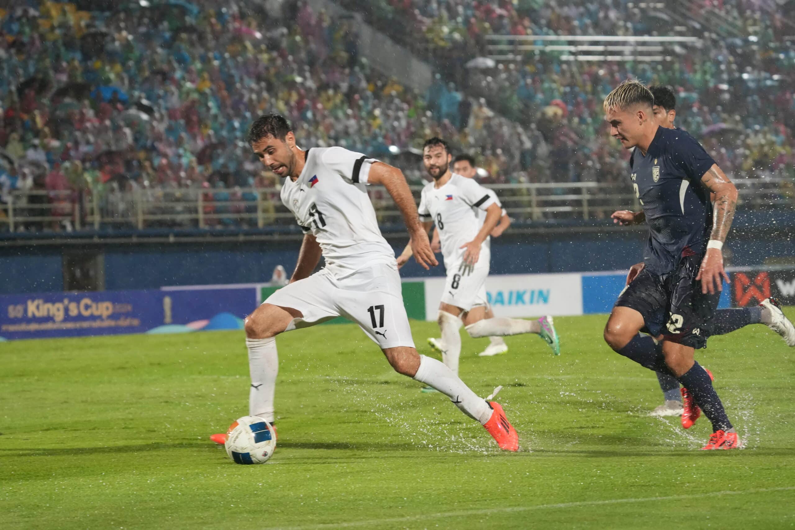 La selección masculina de fútbol de Filipinas en acción en la Copa del Rey en Tailandia.