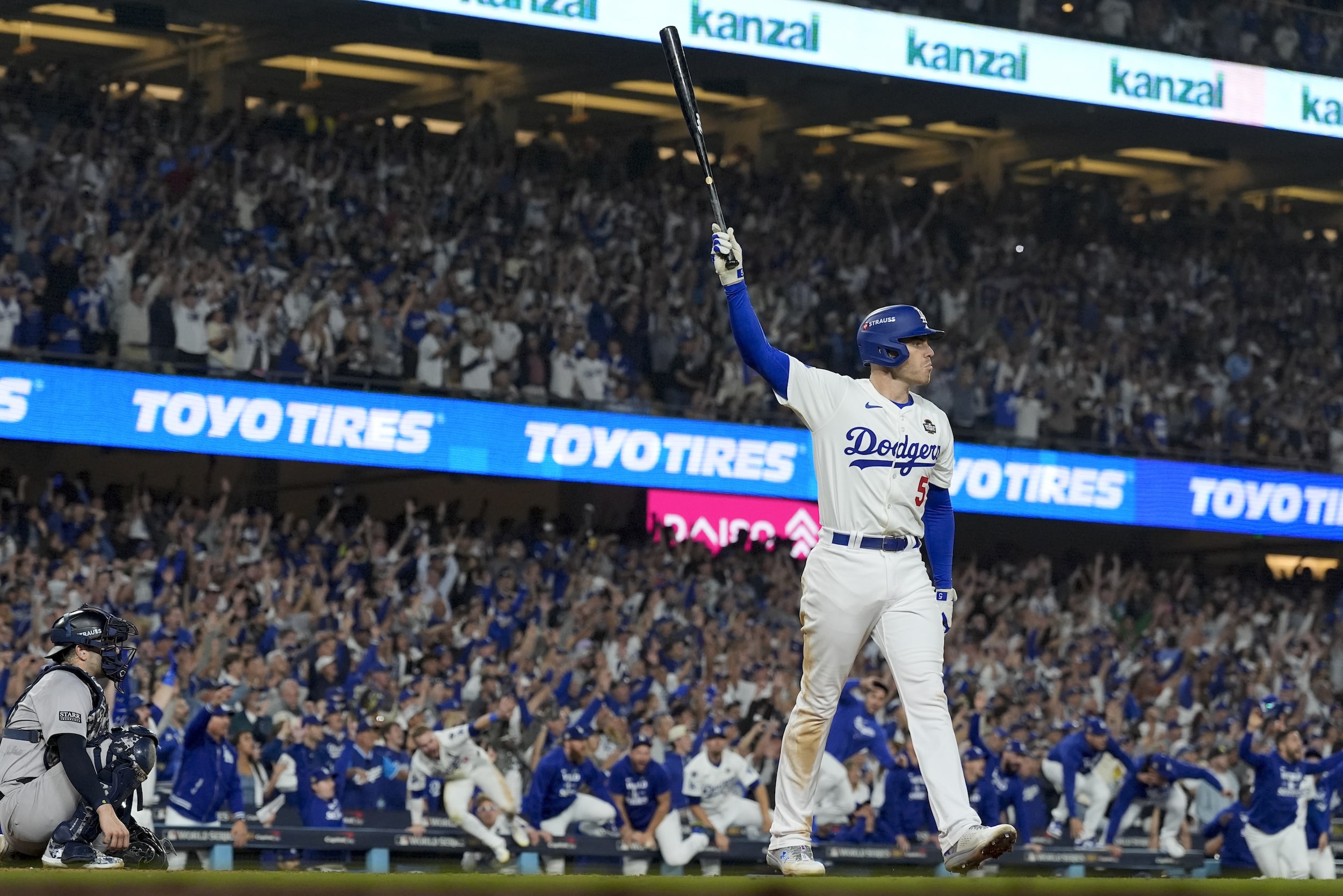 Freeman hizo historia en la Serie Mundial en la victoria de los Dodgers sobre los Yankees