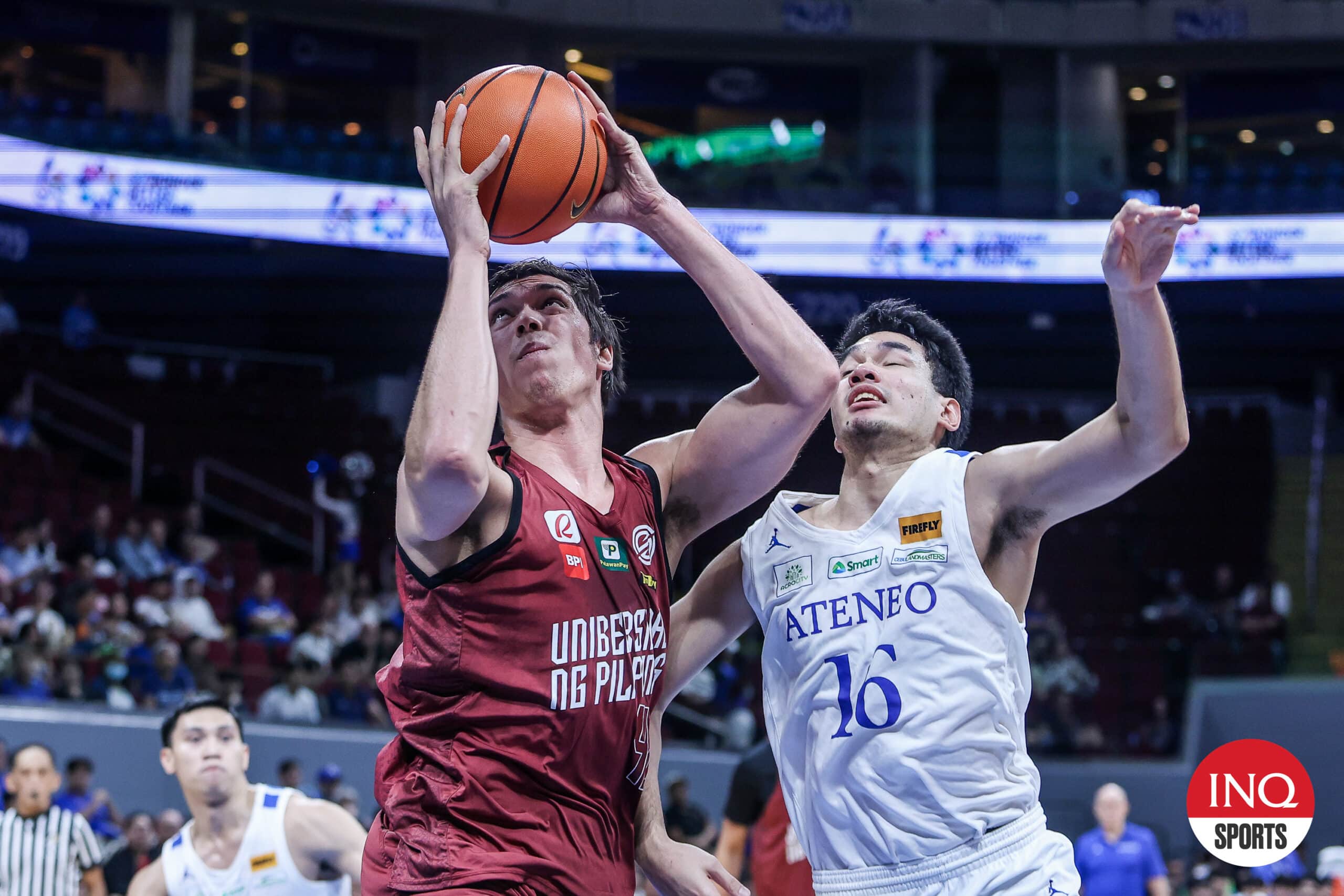 UP Fighting Maroons 'Quentin Millora-Brown خلال مباراة كرة السلة للرجال في الموسم 87 من UAAP ضد أتينيو بلو إيجلز.