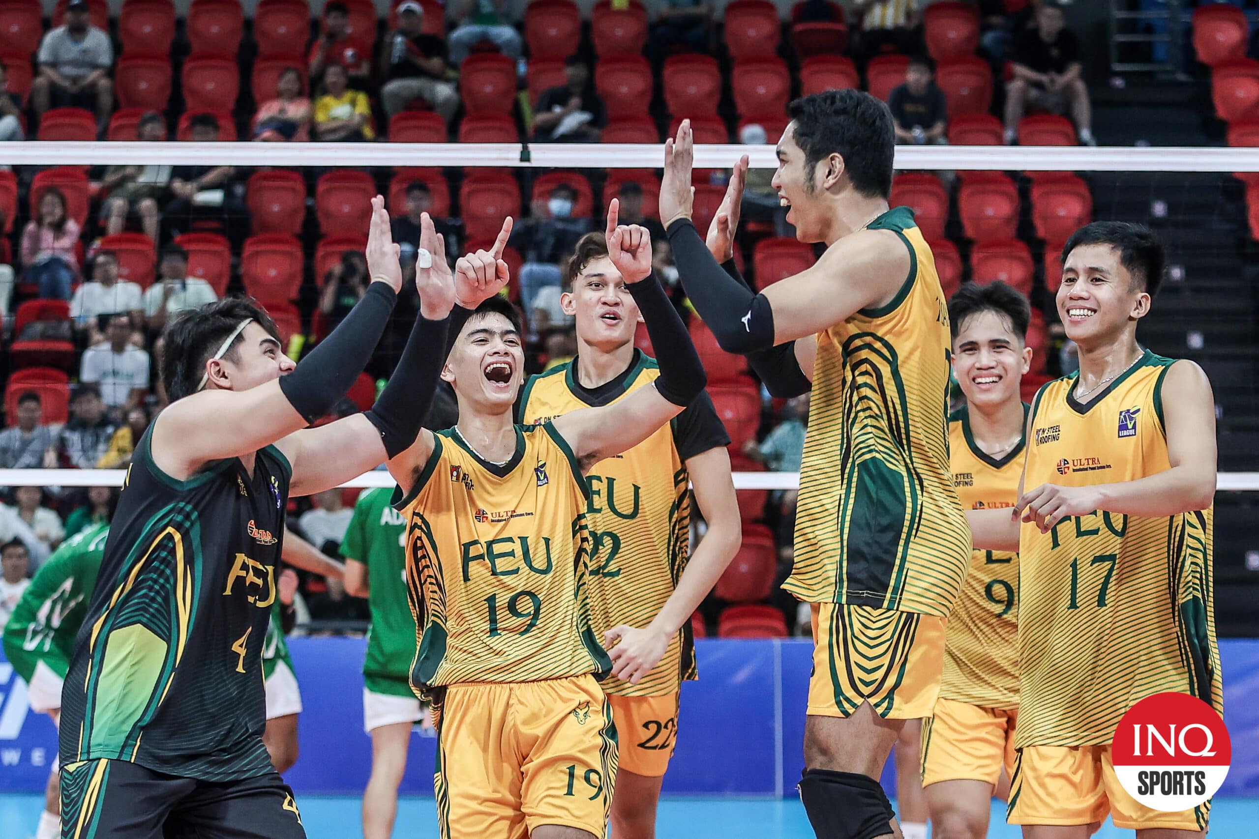 FEU Tamaraws خلال نهائي التحدي الجماعي V-League للرجال.