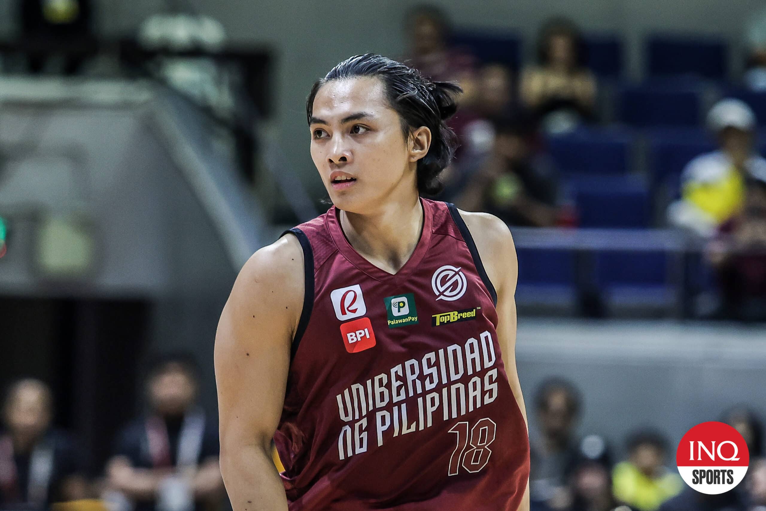 UP Fighting Maroons 'Harold Alarcon خلال مباراة كرة السلة للرجال في الموسم 87 من UAAP.