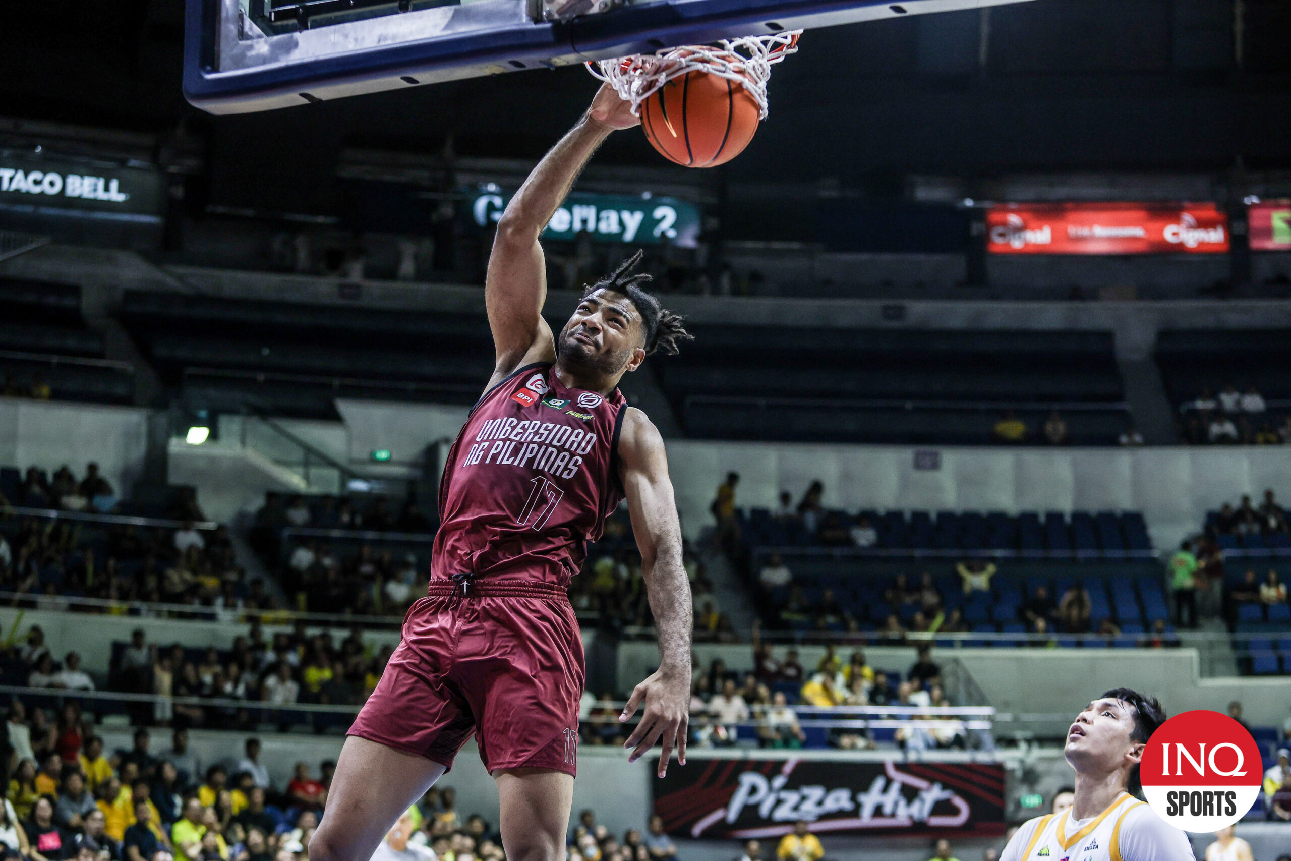 Francis Lopez do UP Fighting Maroons durante um jogo de basquete masculino da temporada 87 da UAAP.