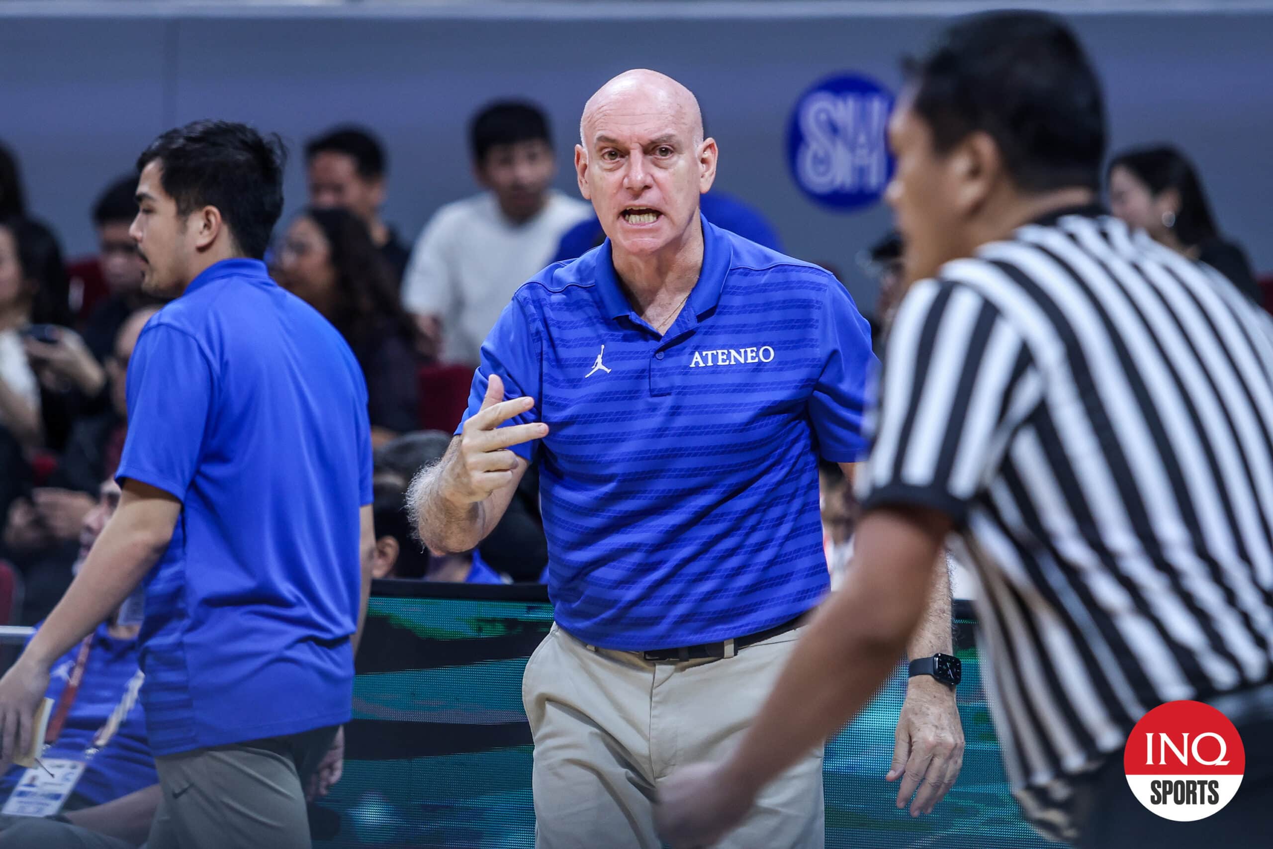 Pelatih Ateneo Tab Baldwin selama pertandingan bola basket putra UAAP Musim 87 melawan UP Fighting Maroons.