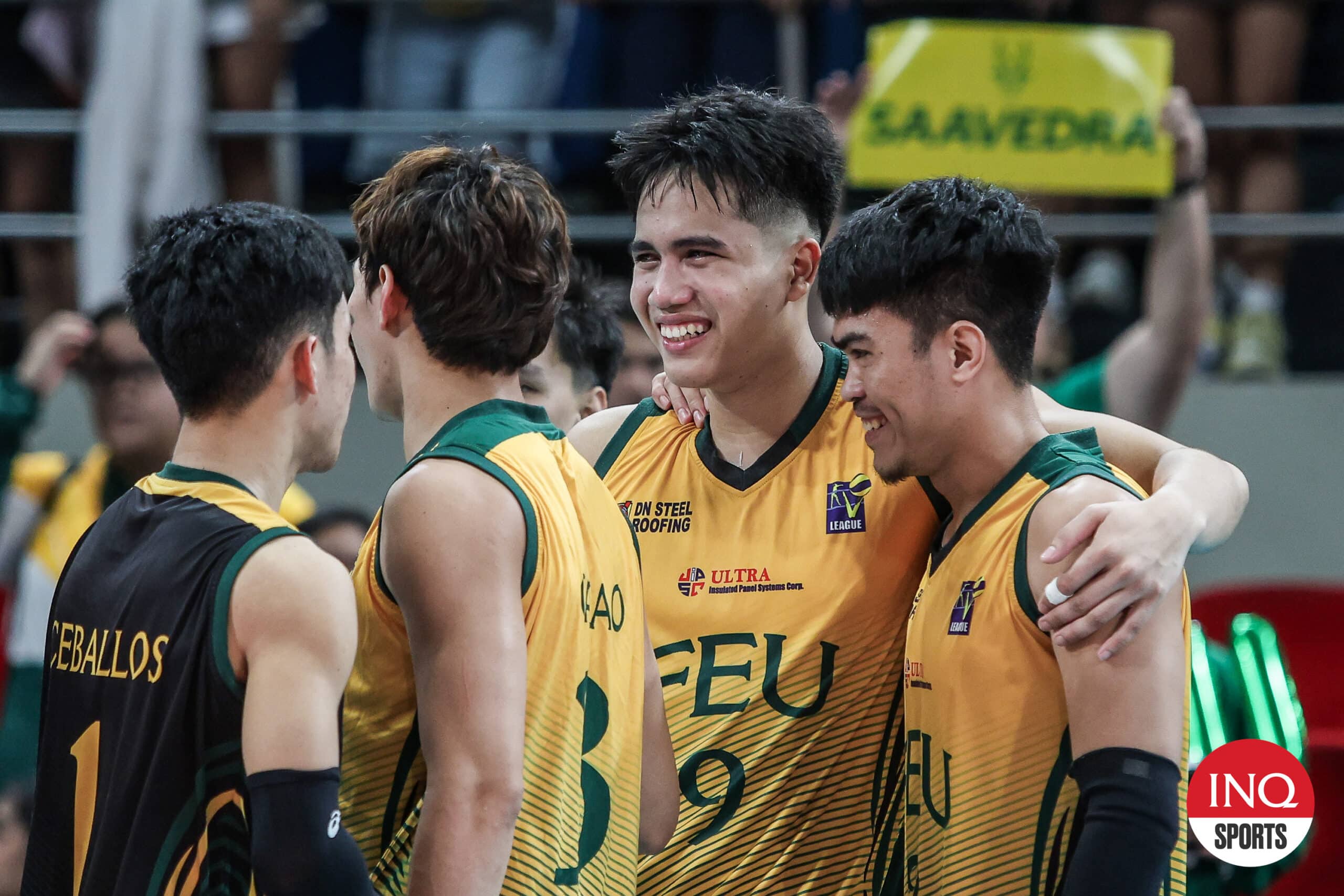 Dryx Saavedra van FEU Tamaraws viert zijn teamgenoten na het winnen van de V-League Men's Collegiate Challenge-titel.