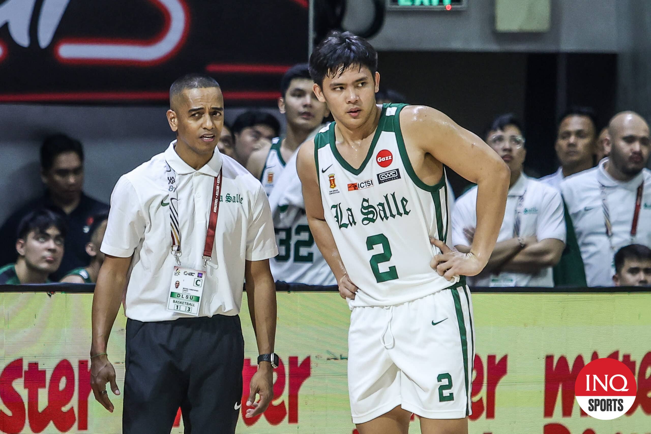 Vhoris Marasigan van La Salle Green Archers met coach Topex Robinson tijdens een UAAP Seizoen 87 herenbasketbalwedstrijd