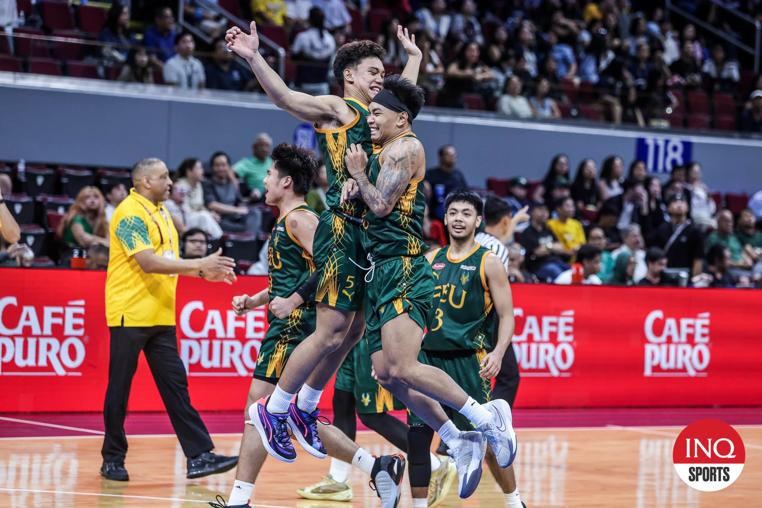 Royce Alforque do FEU Tamaraws com companheiros de equipe durante o jogo de basquete masculino da UAAP Temporada 87 contra o NU Bulldogs