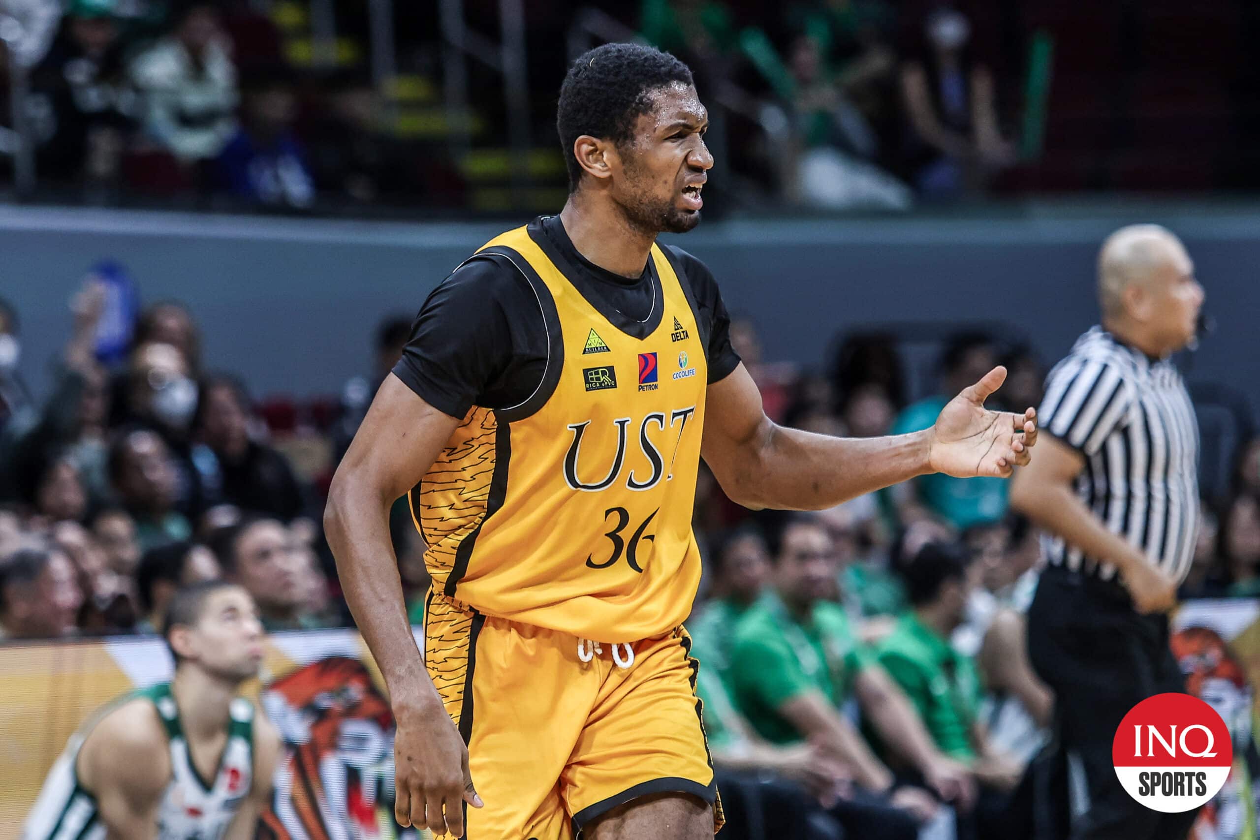 Mo Tounkara, do UST Growling Tigers, durante um jogo de basquete masculino da temporada 87 da UAAP contra La Salle Green Archers.